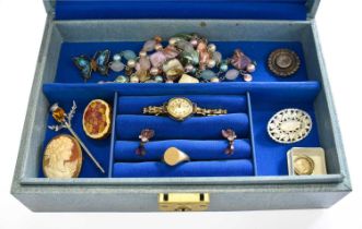 A Quantity of Jewellery, including a 9 carat gold signet ring, finger size U (approximately,