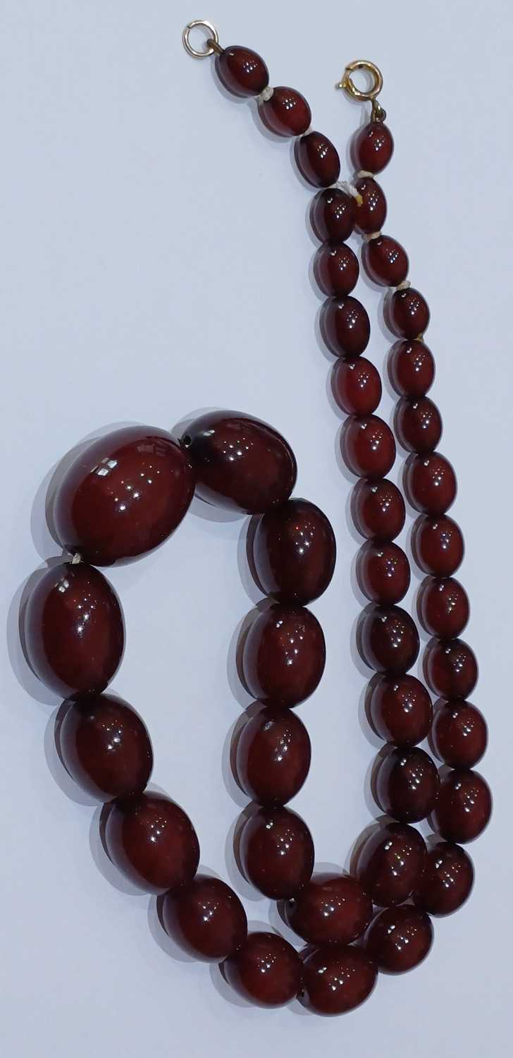 A Bakelite Bead Necklace, comprising of graduated beads, length 69.3cm Gross weight 90.8 grams. - Image 6 of 9