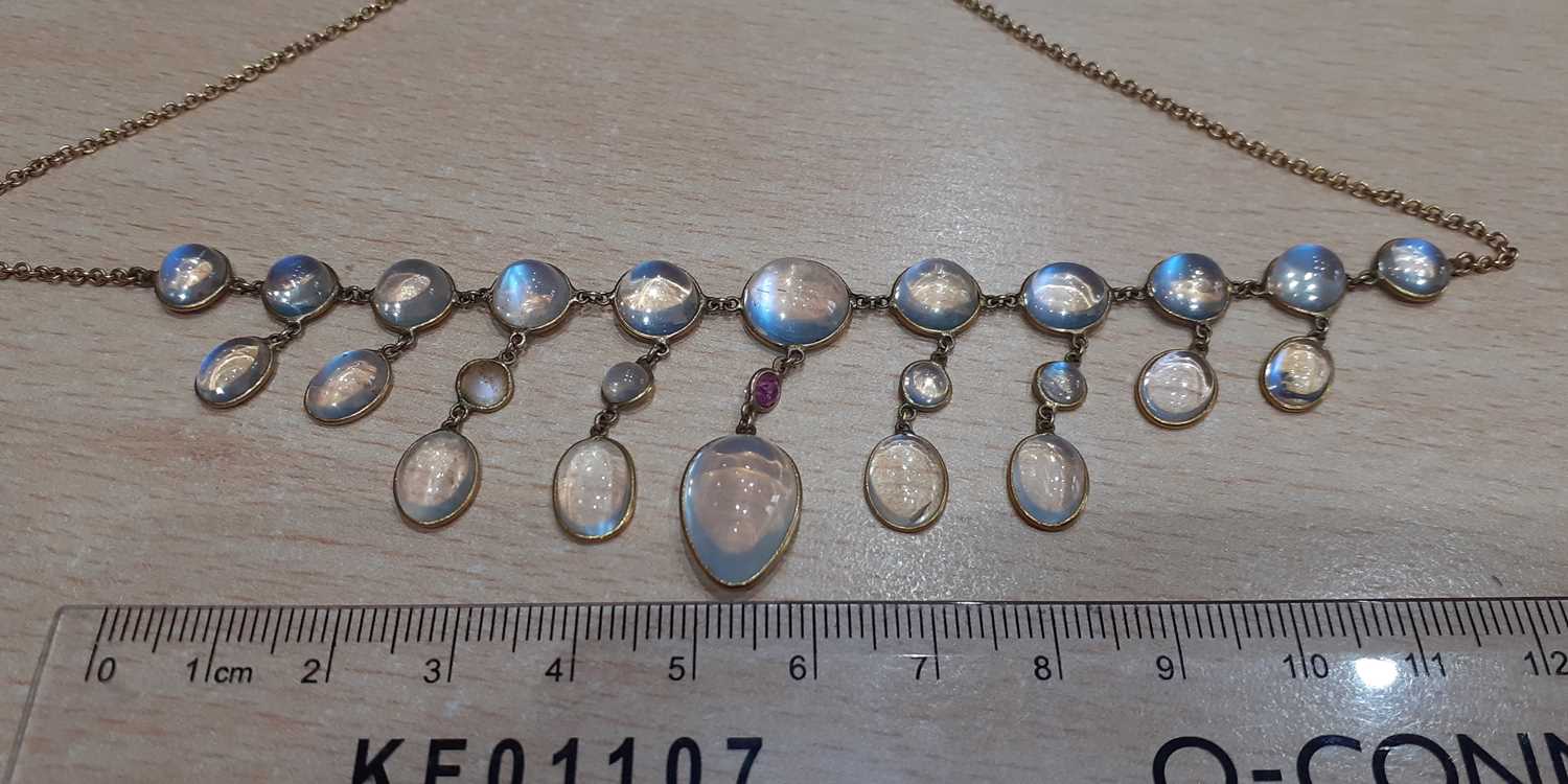 An Early 20th Century Moonstone and Synthetic Ruby Necklace eleven round cabochon moonstones suspend - Bild 2 aus 2