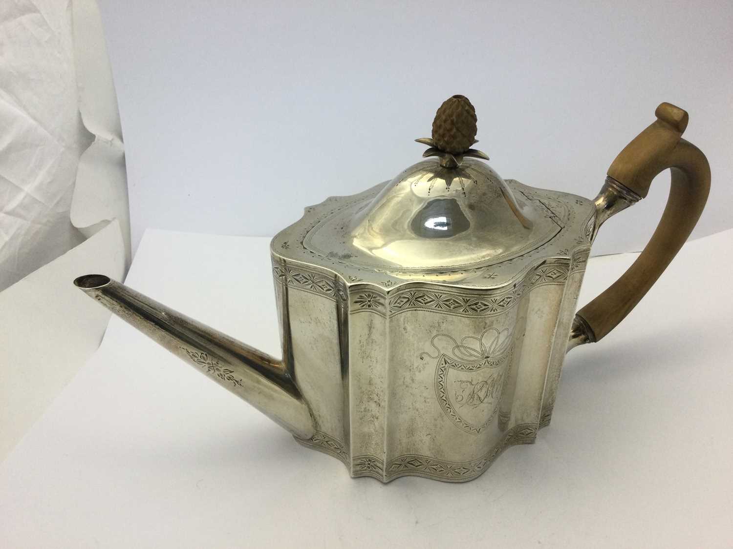 A George III Scottish Silver Teapot, Maker's Mark Lacking, Edinburgh, 1790 - Bild 2 aus 7