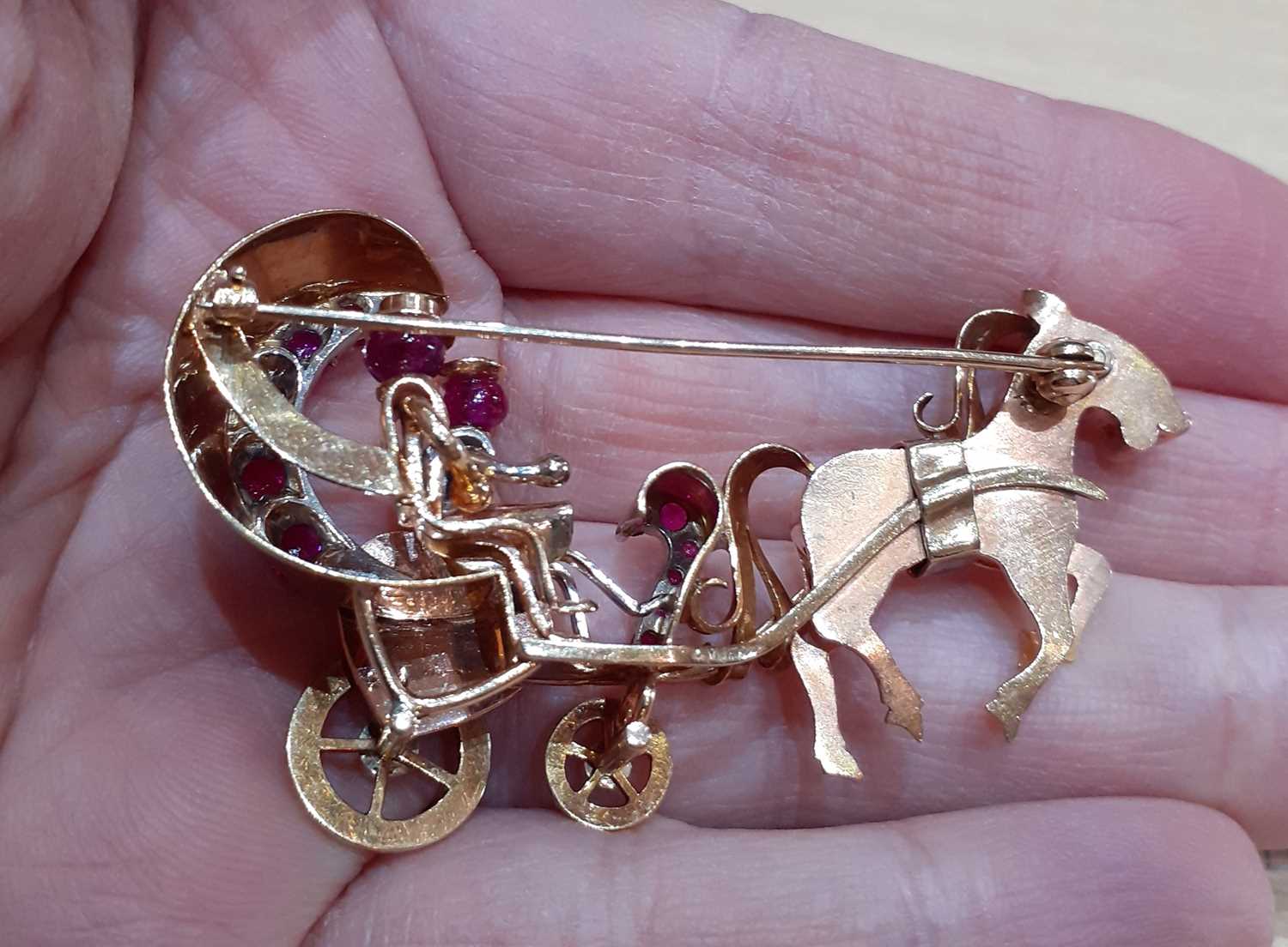 A Synthetic Ruby Novelty Brooch realistically modelled as a yellow horse and carriage driven by - Image 4 of 4