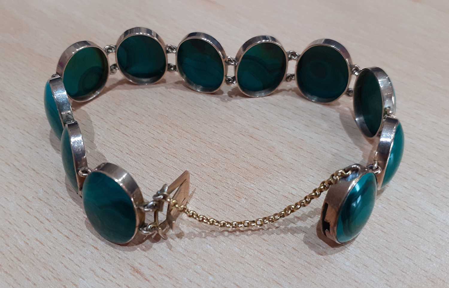 A Malachite Bracelet the eleven chain linked oval malachite plaques in yellow rubbed over settings - Image 3 of 4