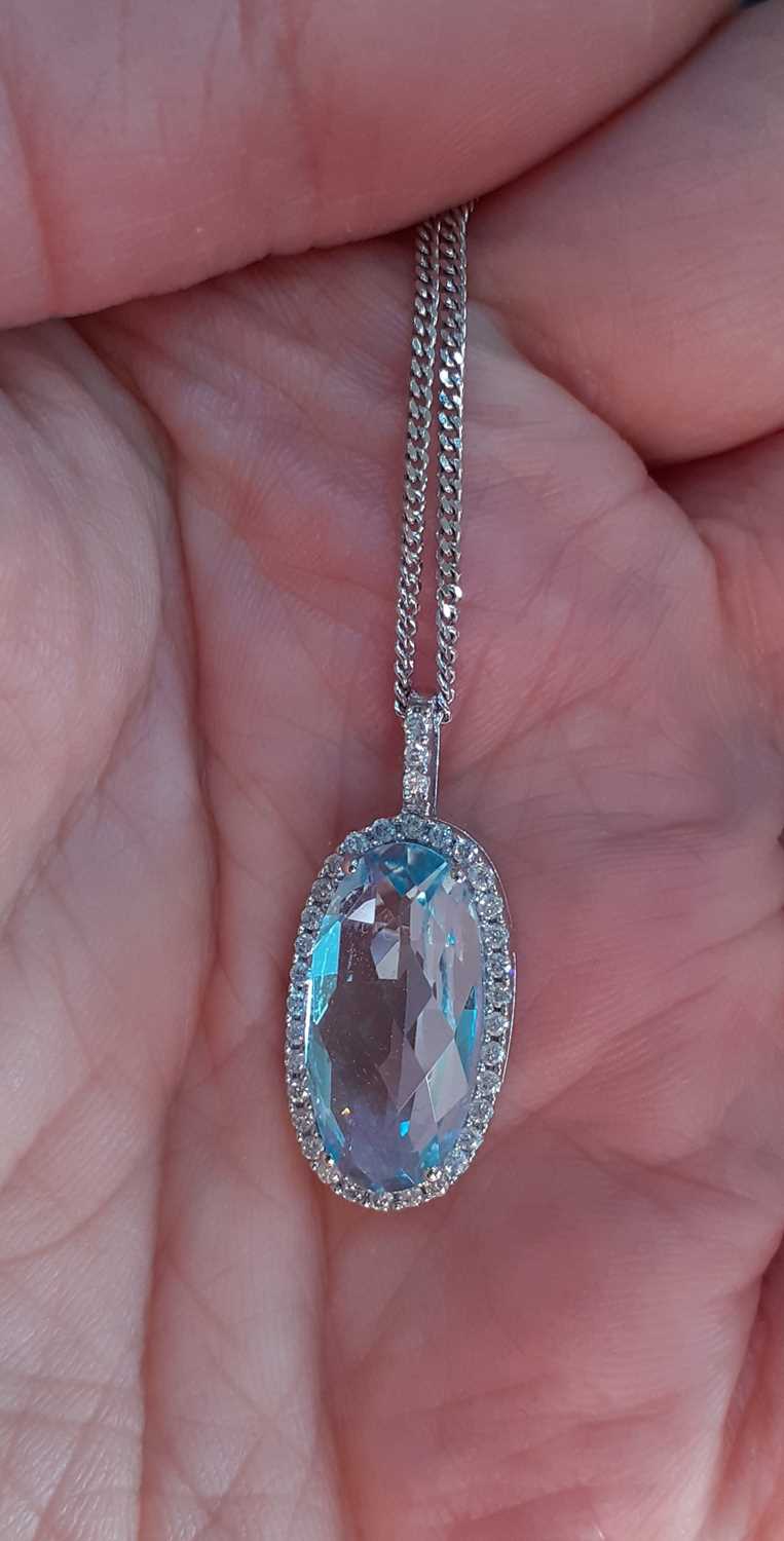 An 18 Carat White Gold Blue Topaz and Diamond Cluster Pendant on Chain the fancy oval cut blue topaz - Image 4 of 5