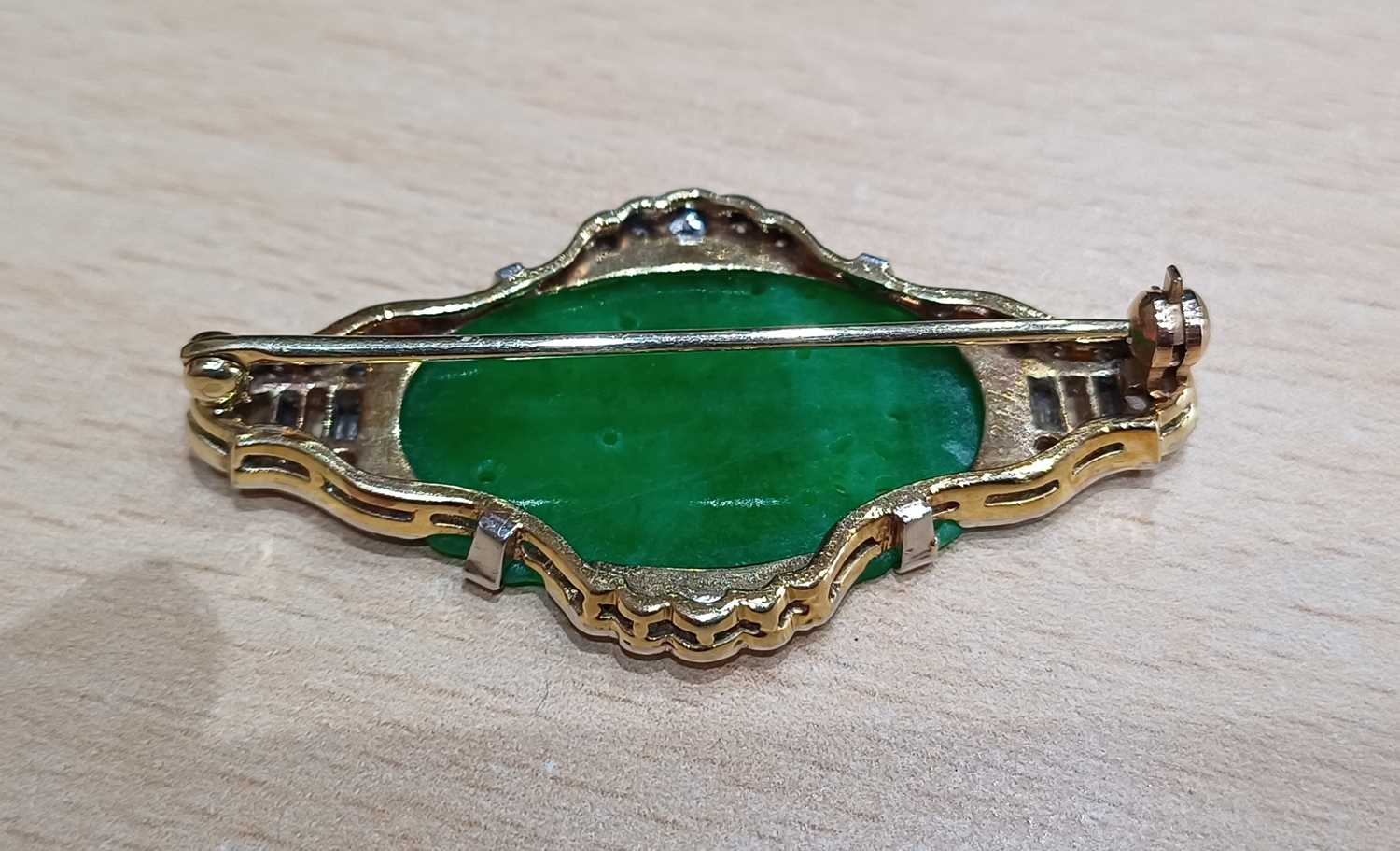 An Art Deco Jade and Diamond Brooch the oval pierced and carved jade plaque depicting birds - Image 3 of 3