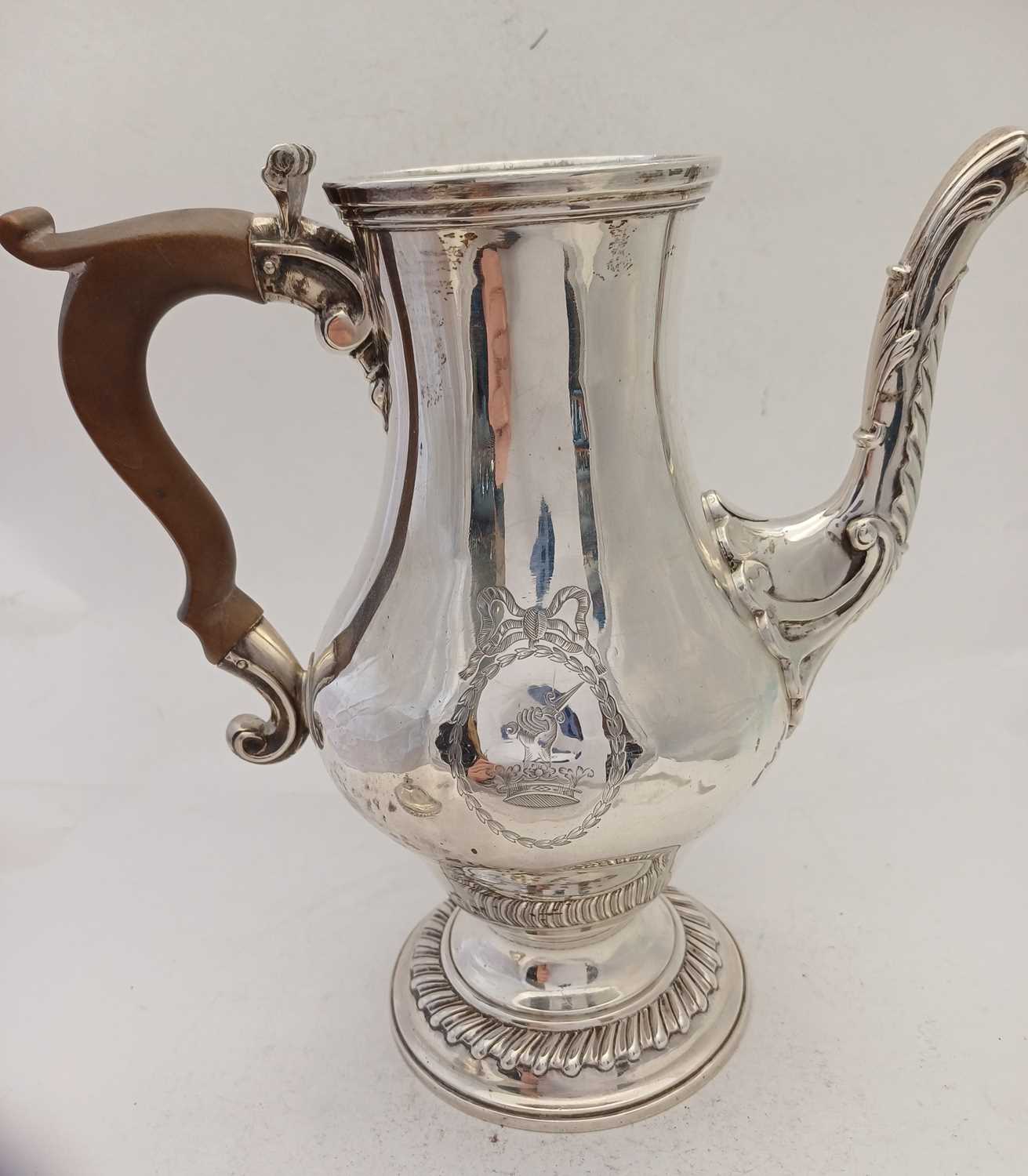 A George III Silver Coffee-Pot, by Thomas Whipham and Charles Wright, London, 1765 - Bild 7 aus 8