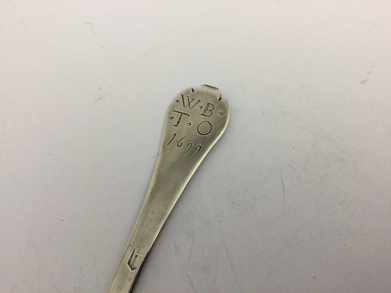 A William III Silver Trefid-Spoon, by Lawrence Coles, London, 1701 - Bild 5 aus 6