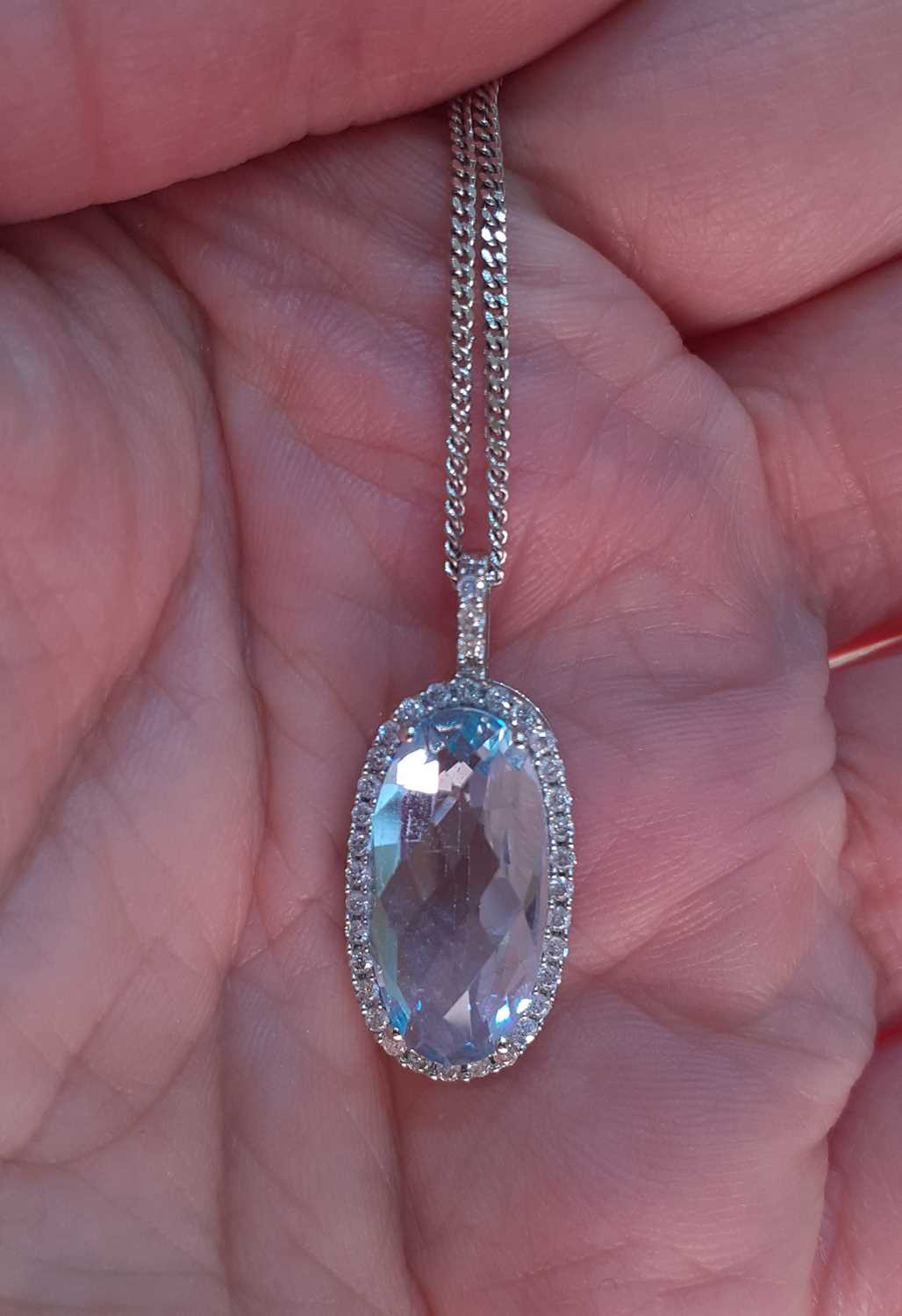 An 18 Carat White Gold Blue Topaz and Diamond Cluster Pendant on Chain the fancy oval cut blue topaz - Image 3 of 5