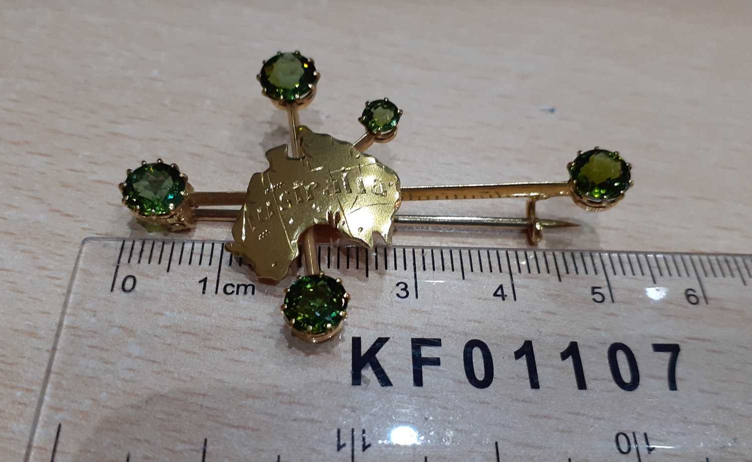A Green Tourmaline Brooch a yellow knife edge bar overlaid with a plaque depicting Australia, with - Image 2 of 3