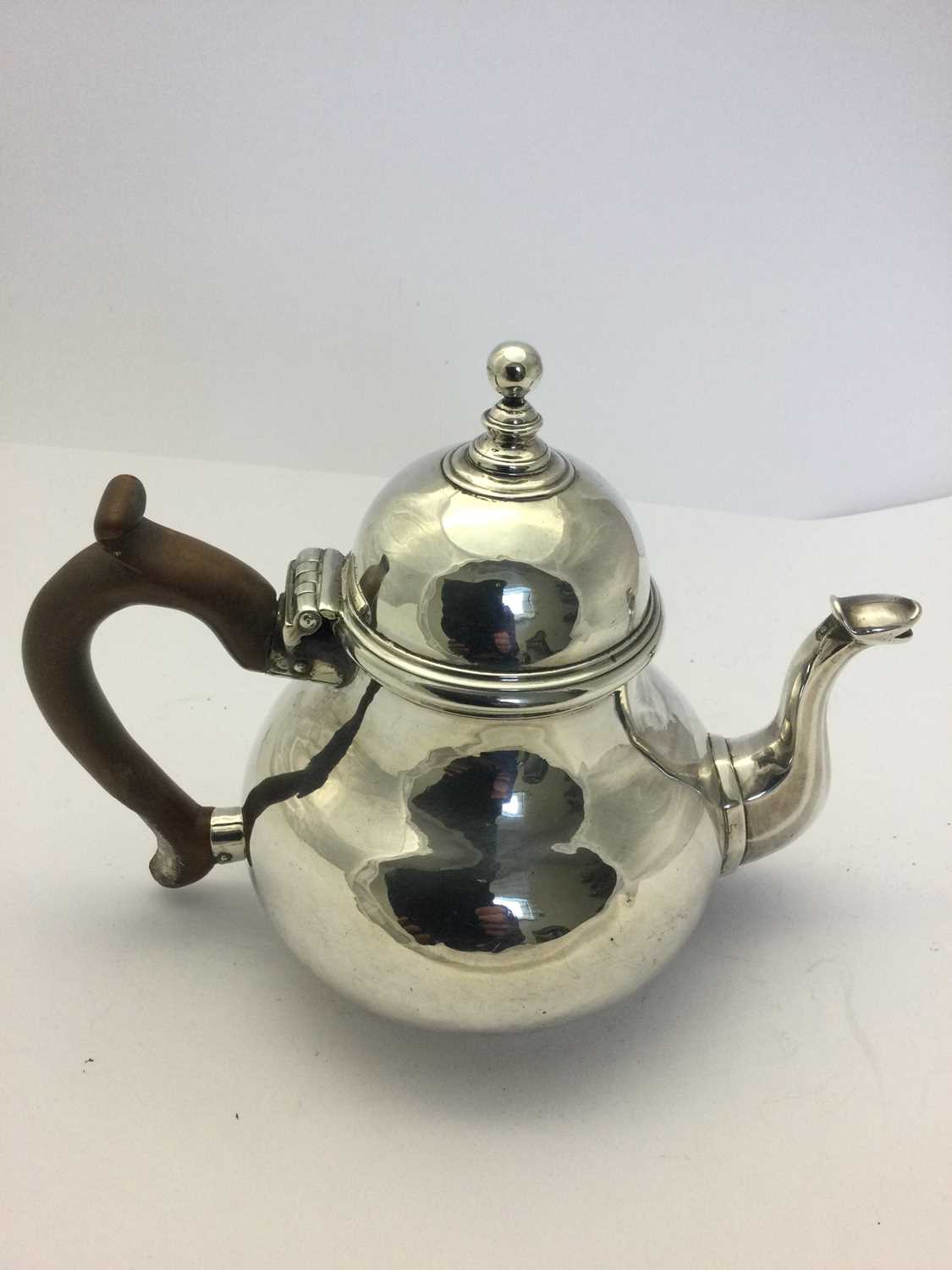 A Queen Anne Silver Teapot, by William Gamble, London, 1712 - Image 3 of 6
