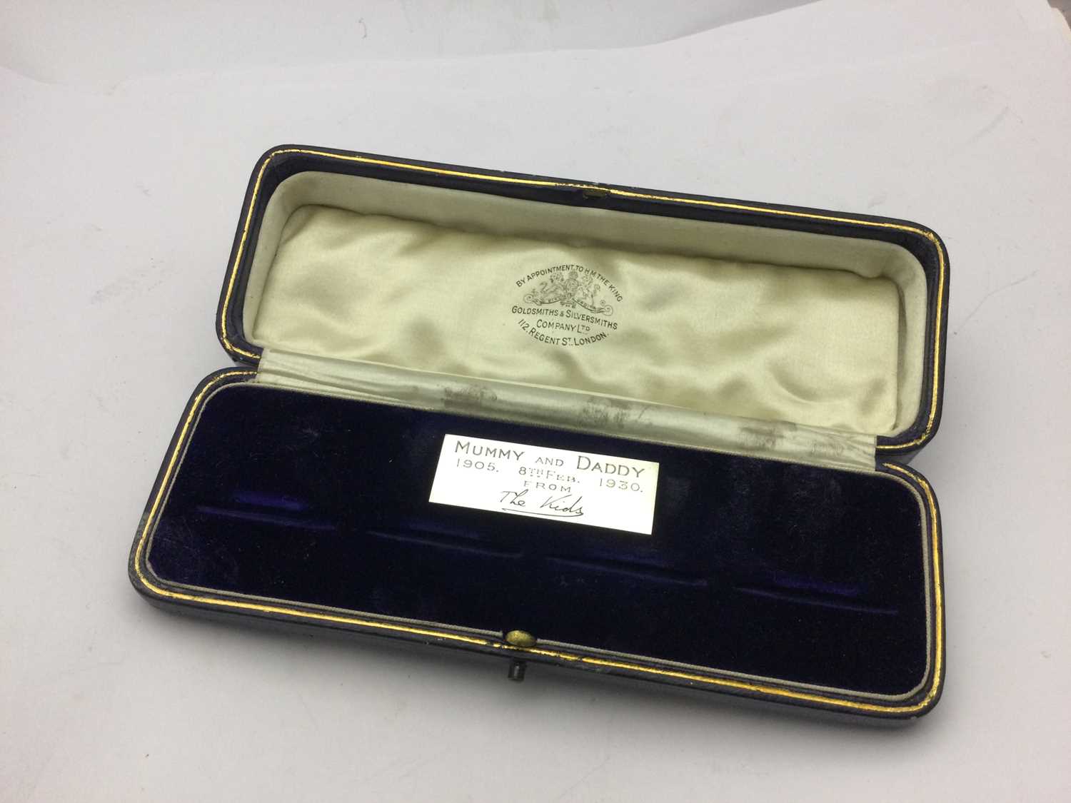 A Cased Set of Four George V Silver Place-Card Holders, by Goldsmiths and Silversmiths Co. Ltd., Lo - Bild 3 aus 6