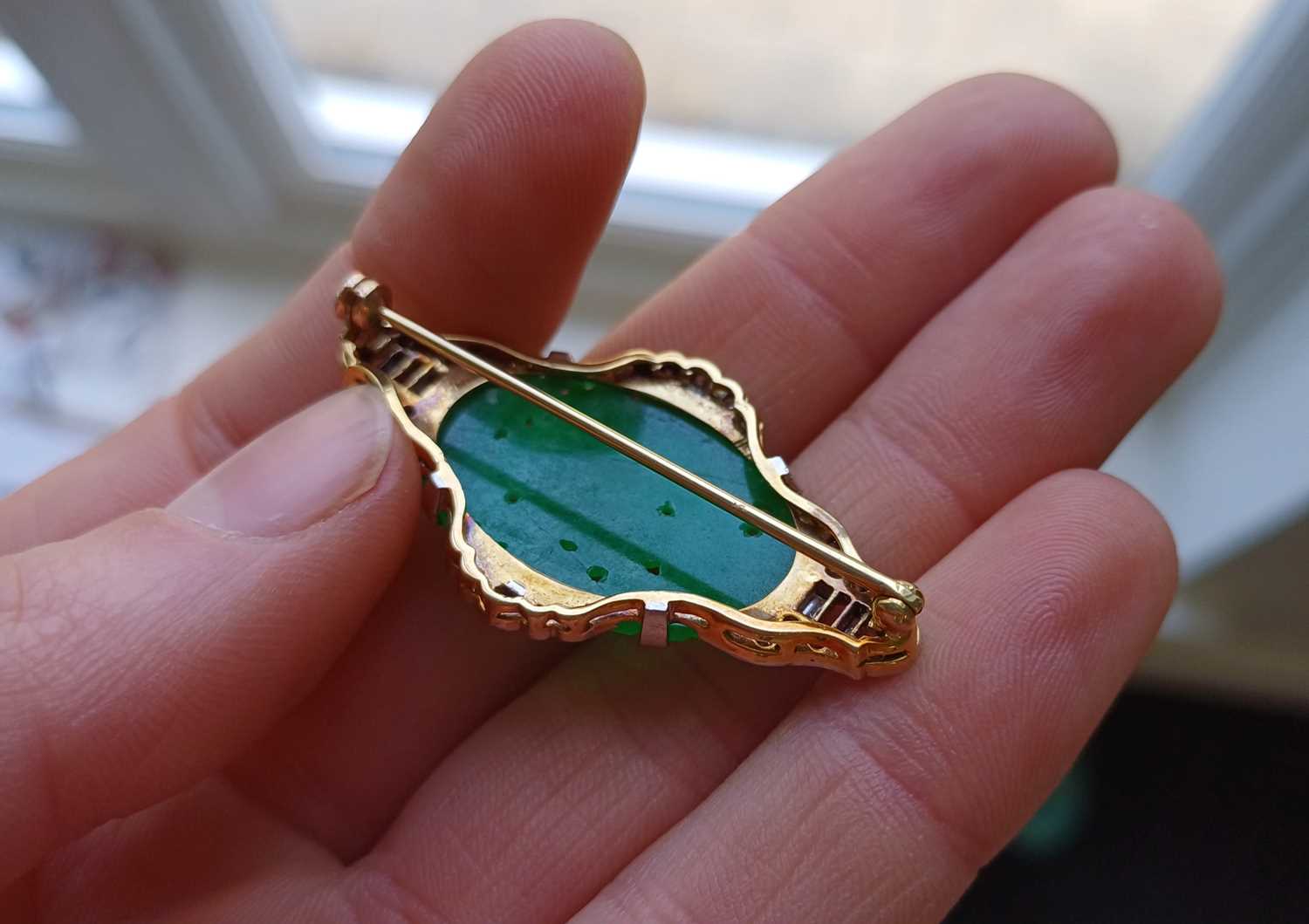 An Art Deco Jade and Diamond Brooch the oval pierced and carved jade plaque depicting birds - Image 5 of 6