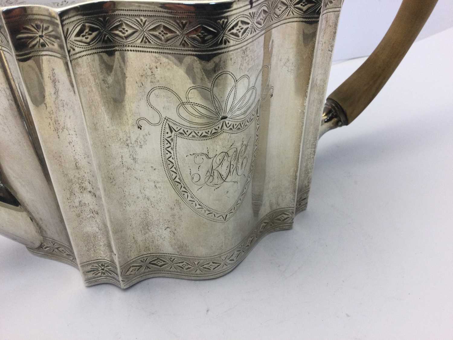 A George III Scottish Silver Teapot, Maker's Mark Lacking, Edinburgh, 1790 - Bild 4 aus 7