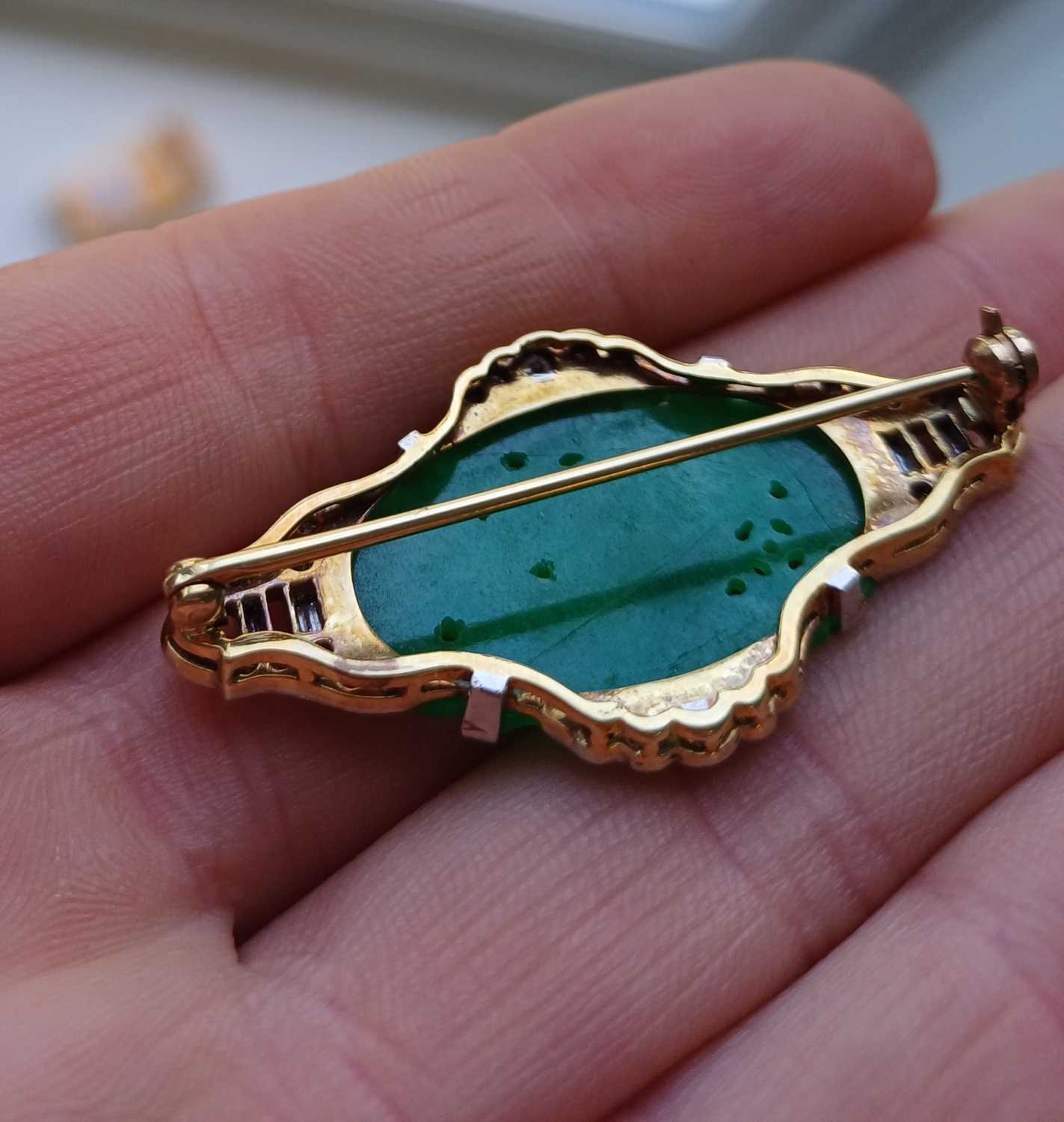 An Art Deco Jade and Diamond Brooch the oval pierced and carved jade plaque depicting birds - Bild 6 aus 6