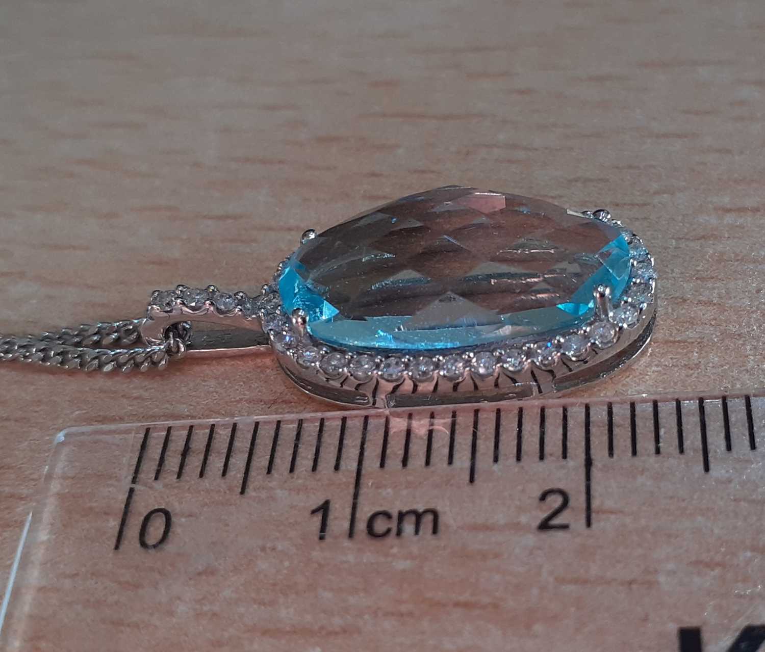 An 18 Carat White Gold Blue Topaz and Diamond Cluster Pendant on Chain the fancy oval cut blue topaz - Image 2 of 5