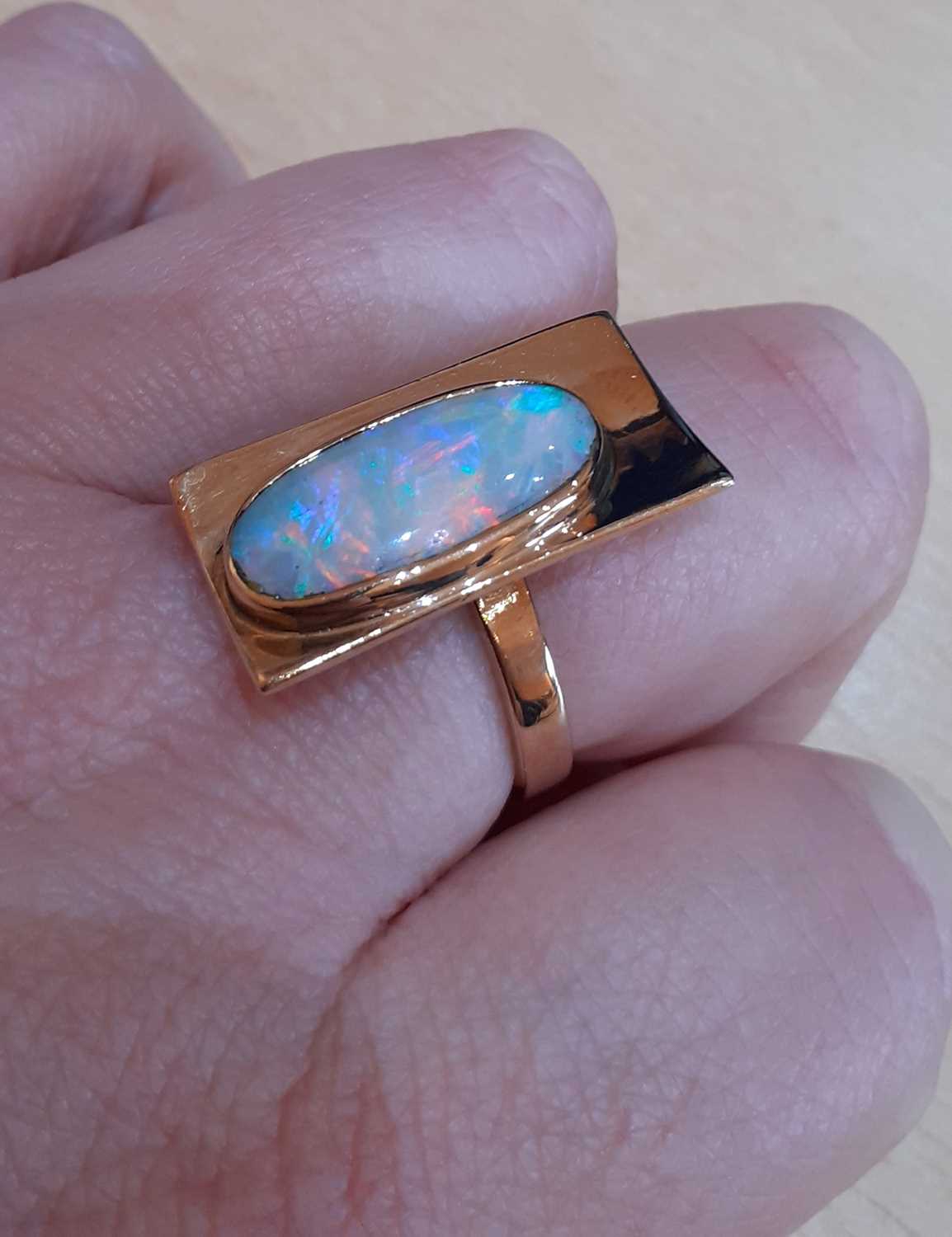 An Opal Ring the yellow plain polished rectangular plaque overlaid with an oval opal plaque, in a - Image 4 of 5