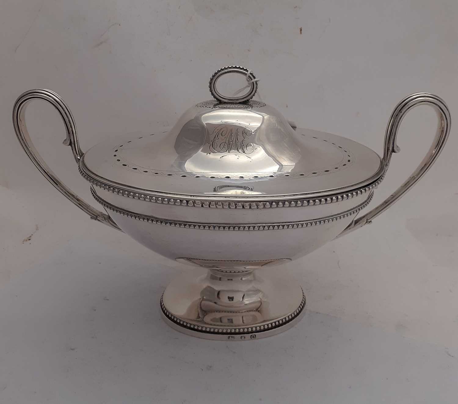 A Pair of George III Silver Sauce-Tureens and Covers, by Robert Hennell, London, 1782 - Image 15 of 17