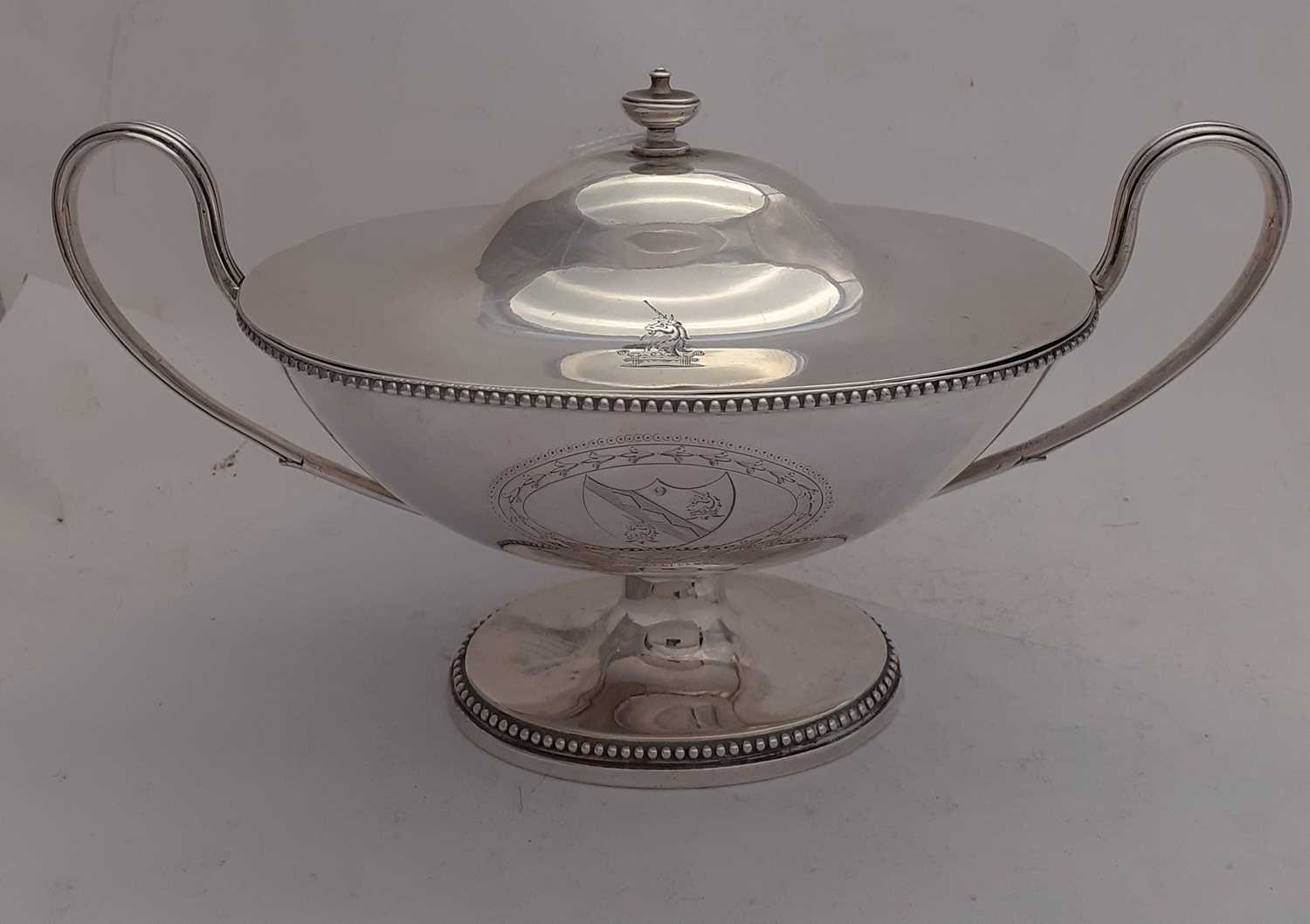 A Pair of George III Silver Sauce-Tureens and Covers, by Robert Hennell, London, 1782 - Image 3 of 17