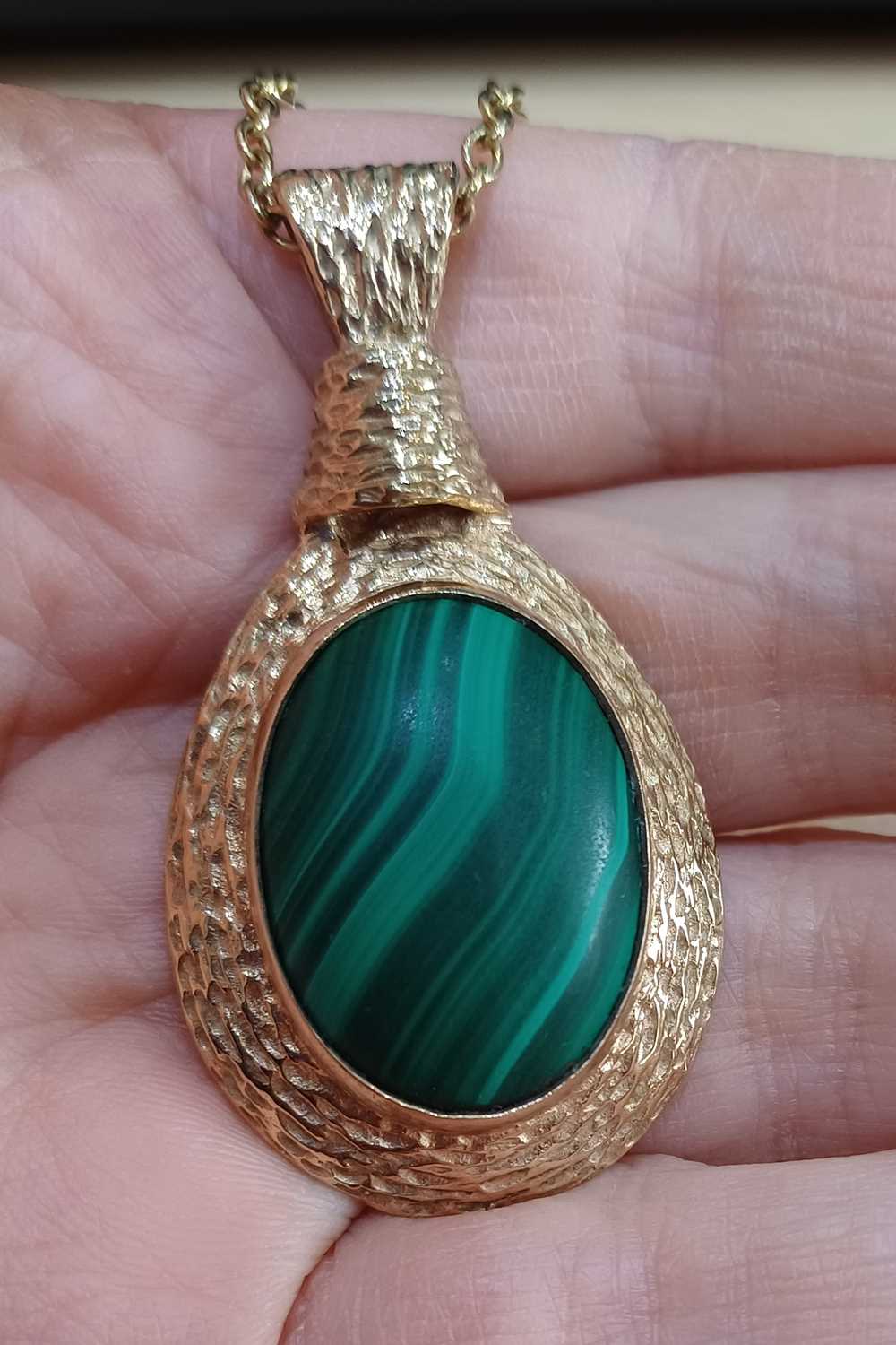 A 9 Carat Gold Malachite Pendant on Chain the oval cabochon malachite within a textured frame, - Image 4 of 4