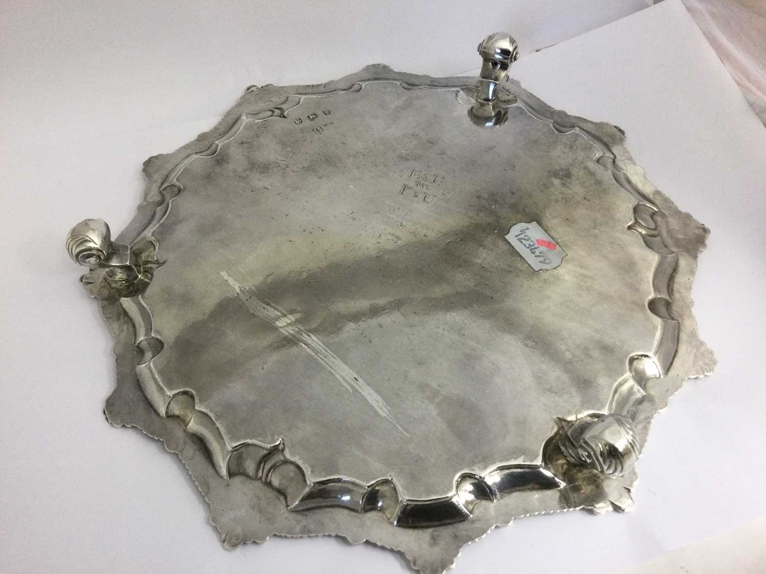 A George III Silver Salver, Probably by Thomas Hannam and Richard Mills, London, 1763 - Bild 4 aus 6
