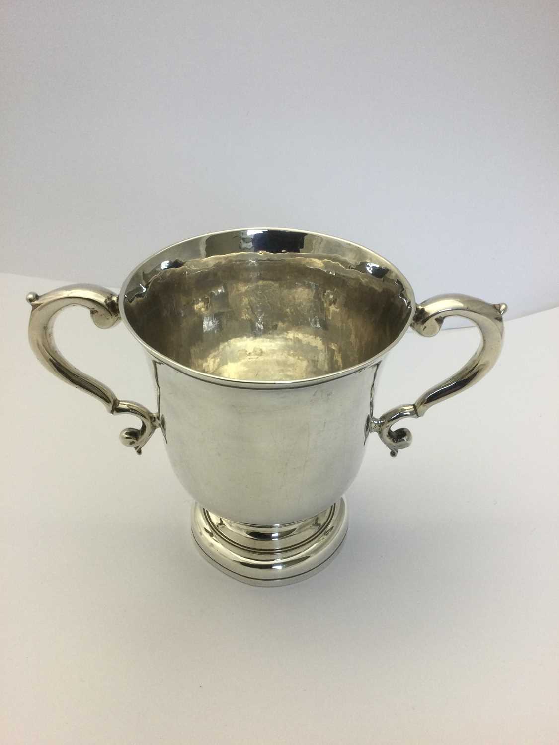 A George II Silver Two-Handled Cup, by William Williams, London, Circa 1740 - Bild 3 aus 7