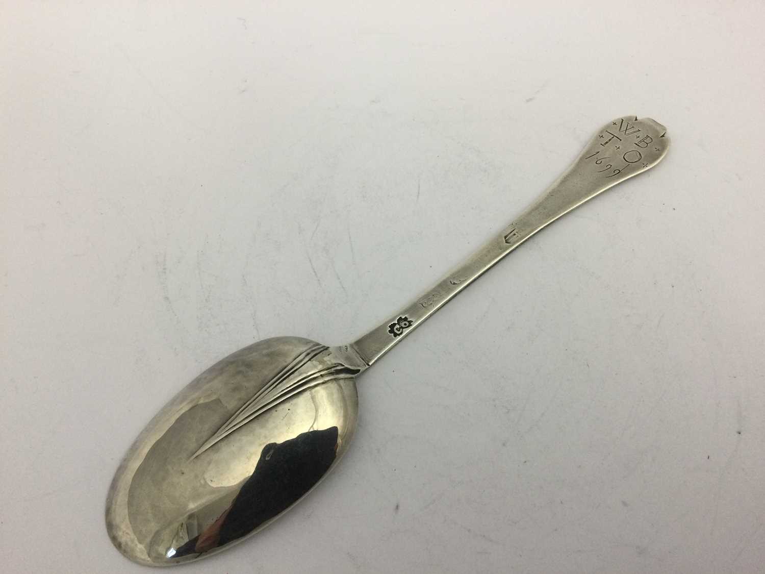 A William III Silver Trefid-Spoon, by Lawrence Coles, London, 1701 - Bild 3 aus 6