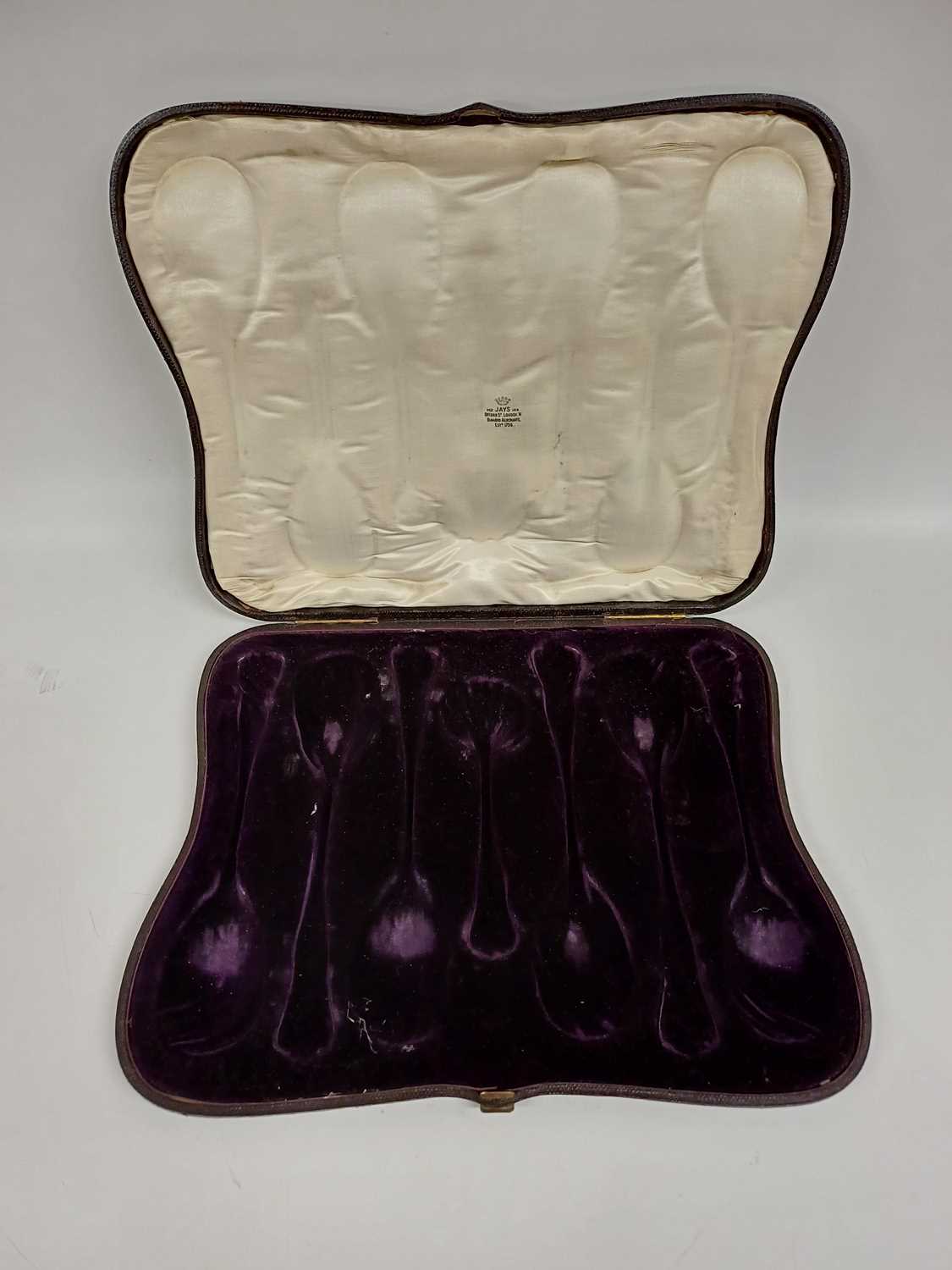 A Cased Set of Six Victorian Parcel-Gilt Silver Berry-Spoons and a Sifting Spoon, by Henry John Lia - Bild 6 aus 10