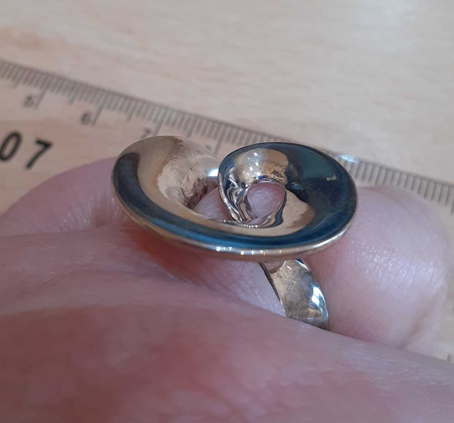 A 'Continuity' Ring, designed by Vivianna Torun Bülow-Hübe for Georg Jensen of white plain - Image 5 of 6