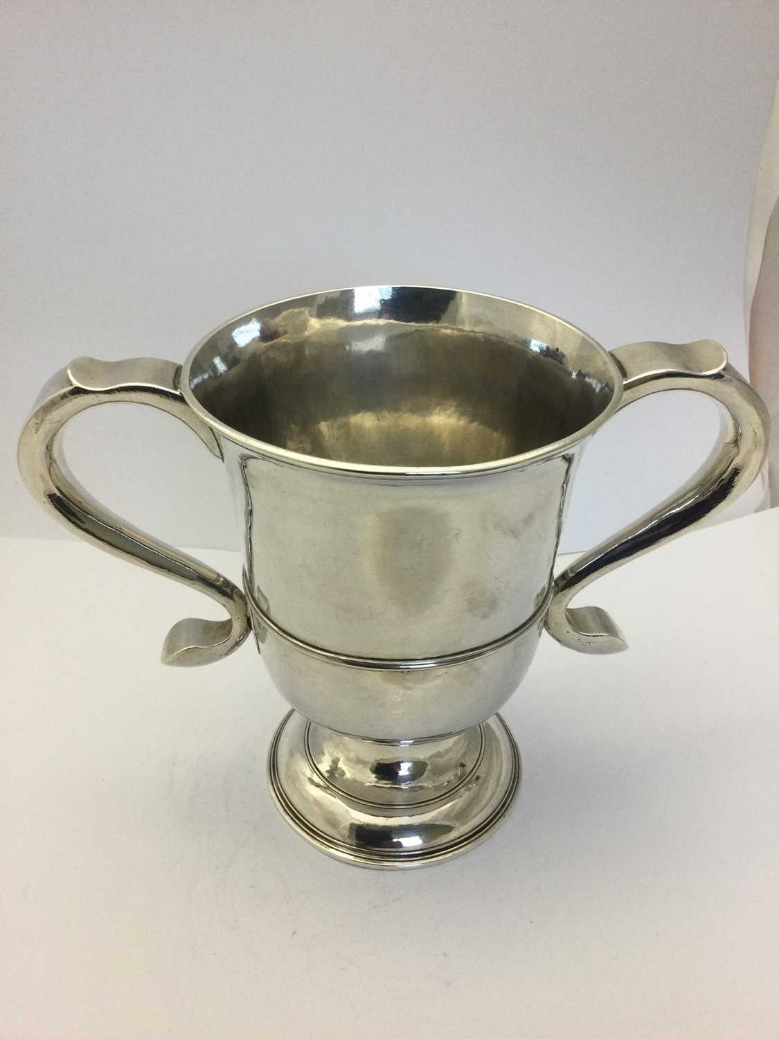 A George III Provincial Silver Two-Handled Cup, by John Langlands, Newcastle, 1771 - Bild 3 aus 8