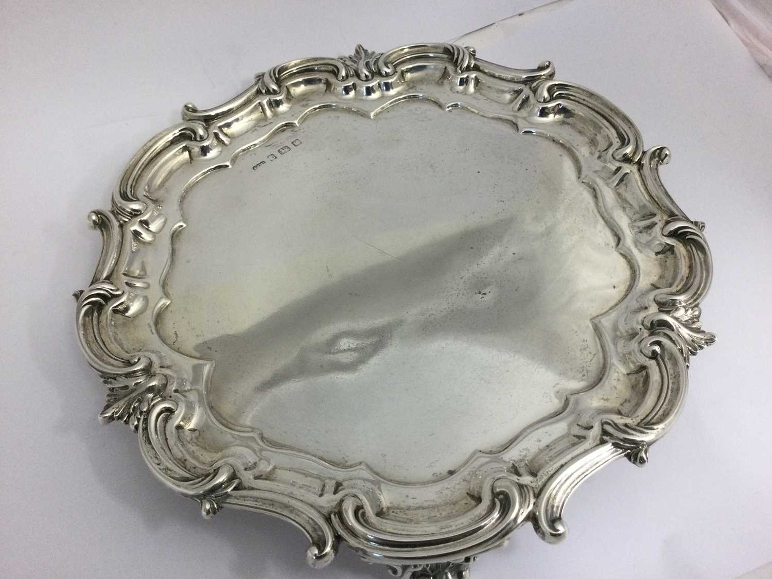 An Edward VII Silver Salver, by Elkington and Co., Birmingham, 1902 - Bild 2 aus 4