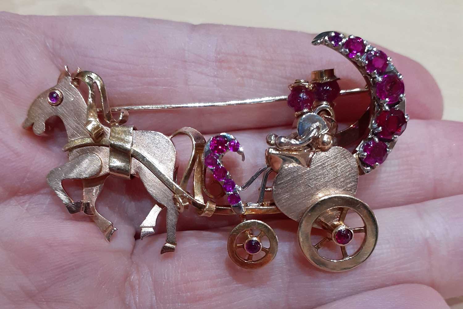 A Synthetic Ruby Novelty Brooch realistically modelled as a yellow horse and carriage driven by - Image 3 of 4