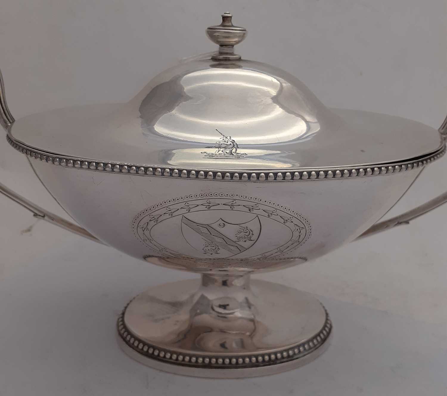 A Pair of George III Silver Sauce-Tureens and Covers, by Robert Hennell, London, 1782 - Image 4 of 17