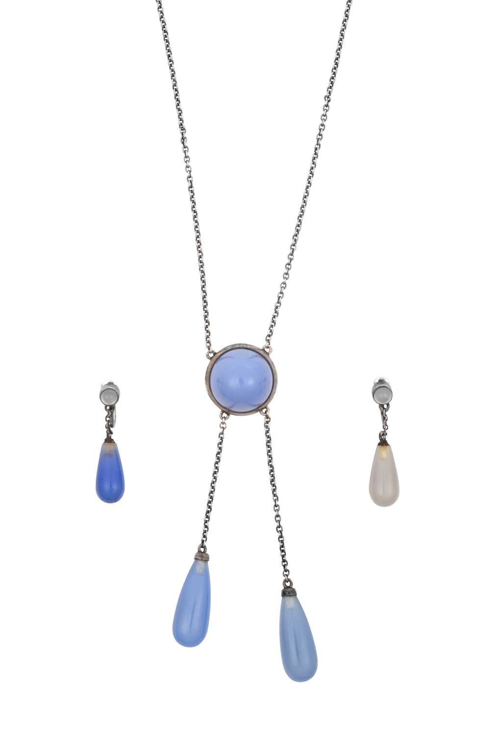 An Early 20th Century Chalcedony Négligée Necklace and A Pair of Chalcedony Drop Earrings the