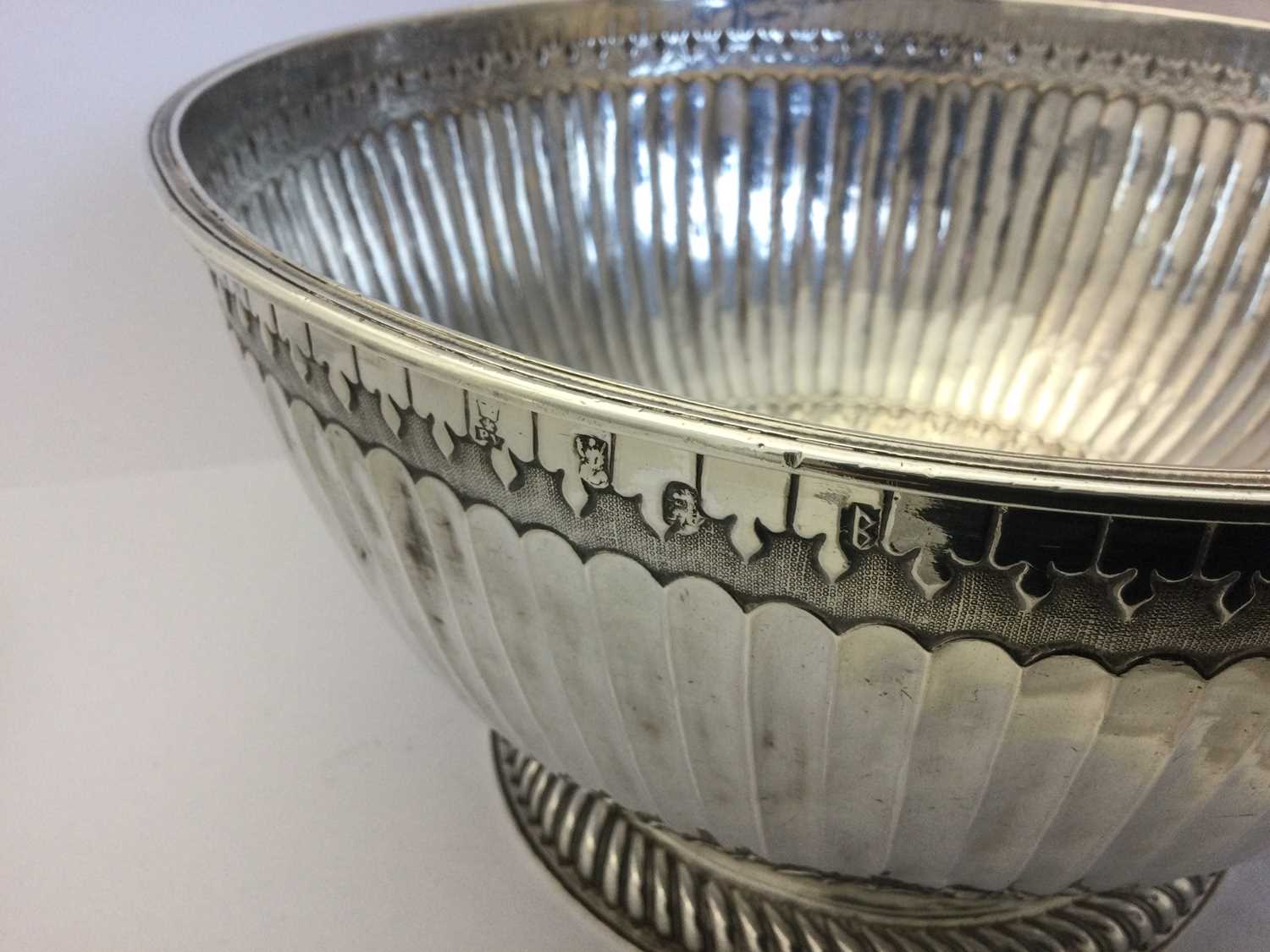 A William III Silver Punch-Bowl, by Benjamin Pyne, London, 1697 - Image 3 of 6