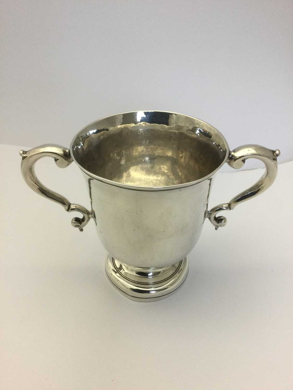 A George II Silver Two-Handled Cup, by William Williams, London, Circa 1740 - Bild 2 aus 7