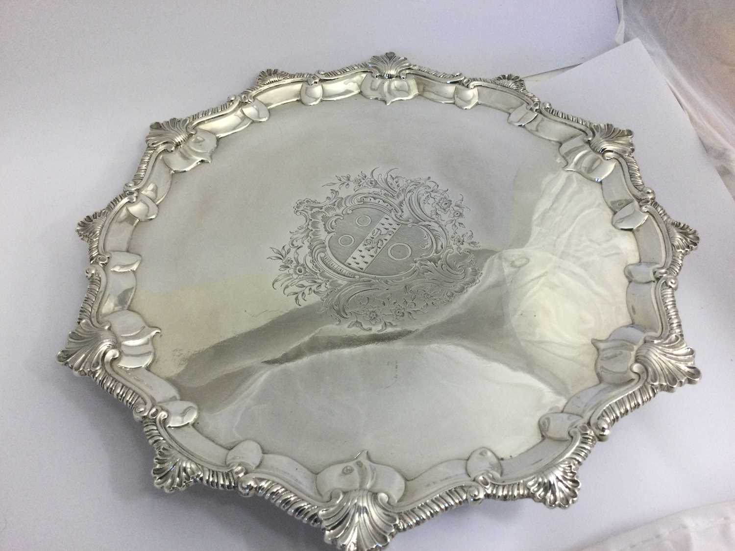 A George III Silver Salver, Probably by Thomas Hannam and Richard Mills, London, 1763 - Bild 2 aus 6