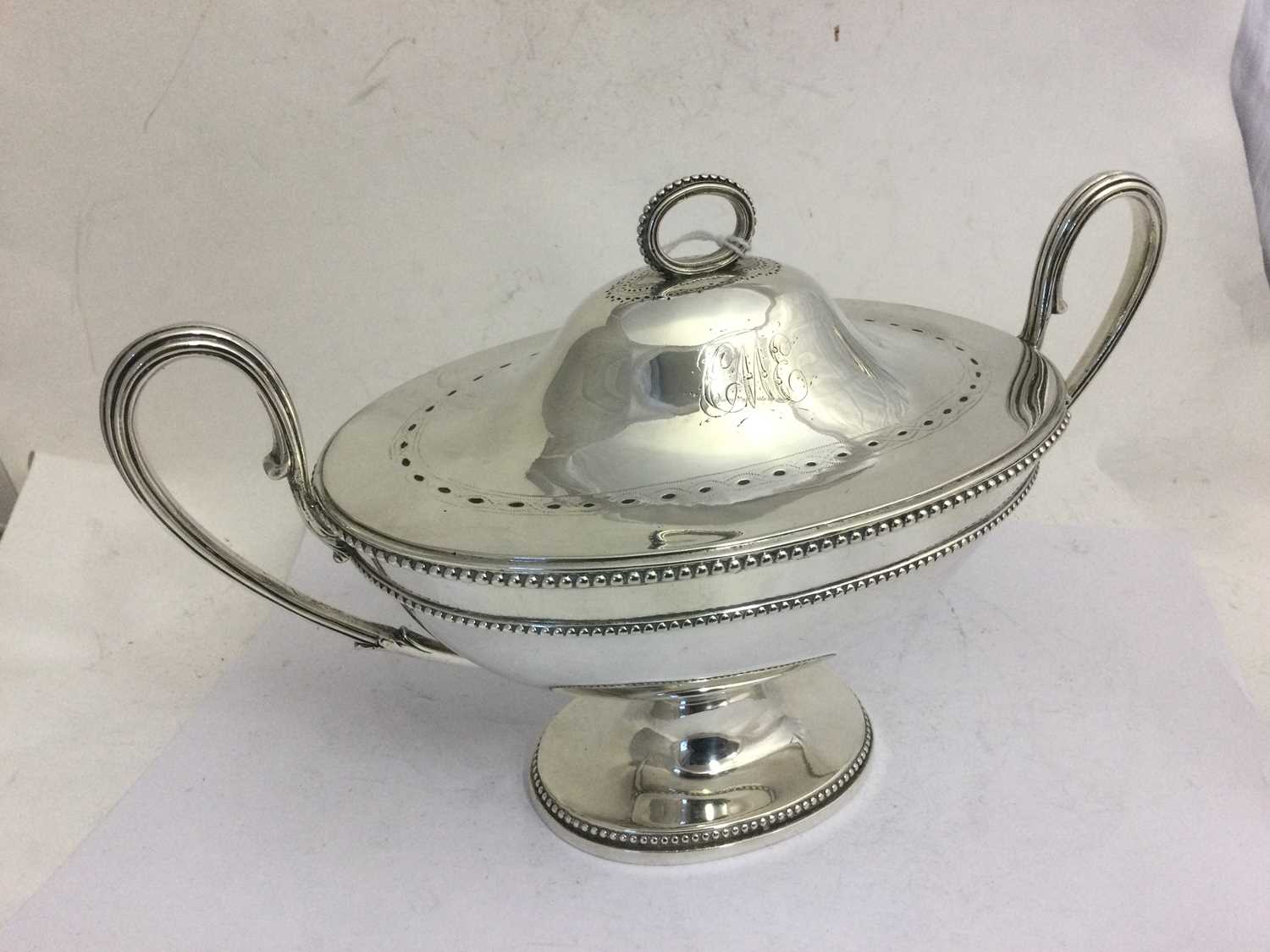 A George III Silver Sauce-Tureen and Cover, Probably by Robert Hennell, London, 1778 - Bild 2 aus 7