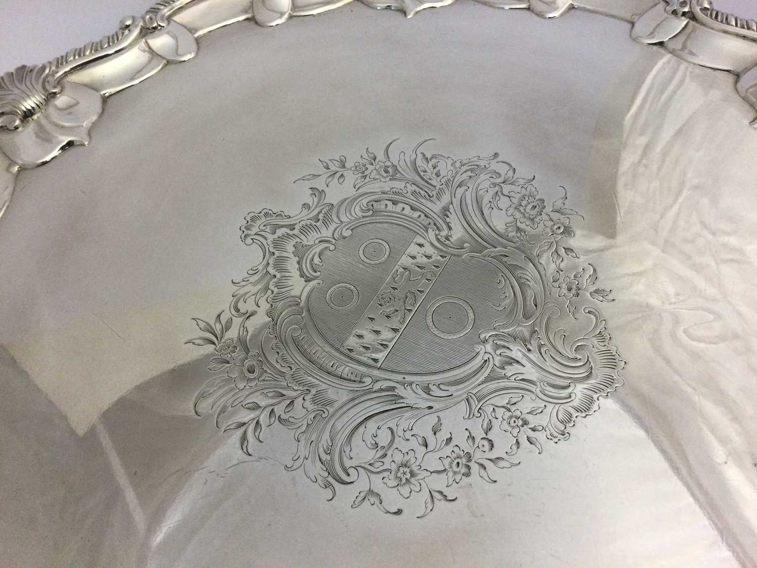 A George III Silver Salver, Probably by Thomas Hannam and Richard Mills, London, 1763 - Bild 3 aus 6