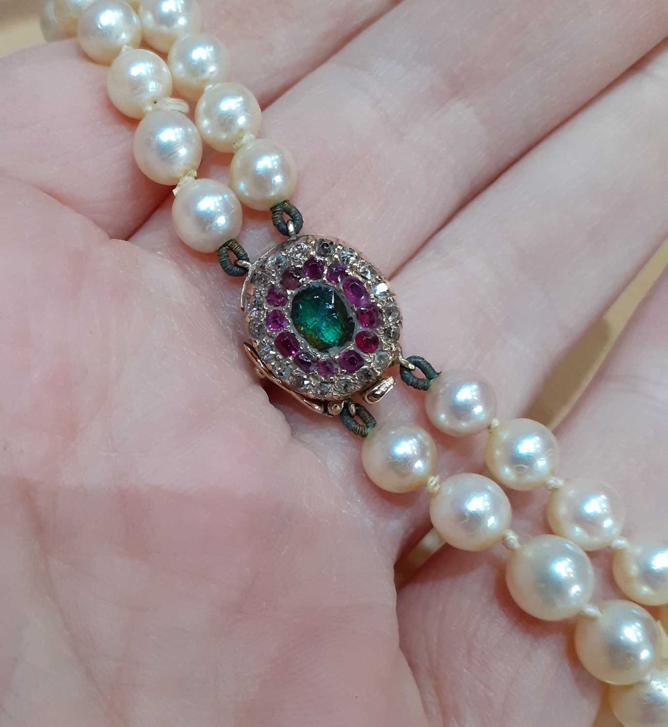 A Two Row Cultured Pearl Necklace, with An Emerald, Ruby and Diamond Cluster Clasp the 66:63 - Bild 4 aus 5