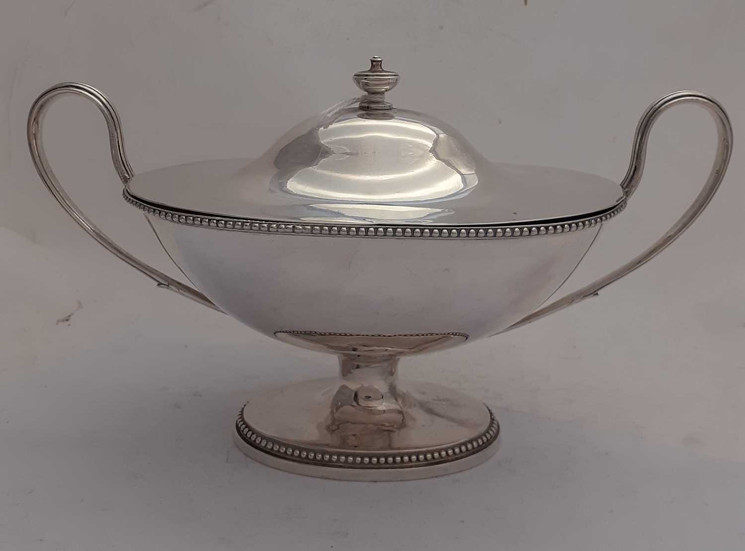 A Pair of George III Silver Sauce-Tureens and Covers, by Robert Hennell, London, 1782 - Image 5 of 17