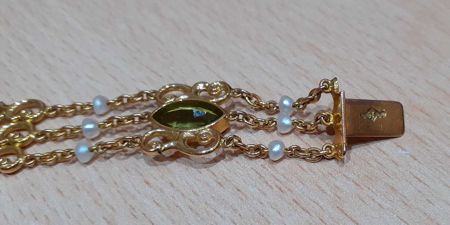 An Early 20th Century Peridot, Green Tourmaline and Seed Pearl Bracelet three yellow trace link - Image 4 of 5
