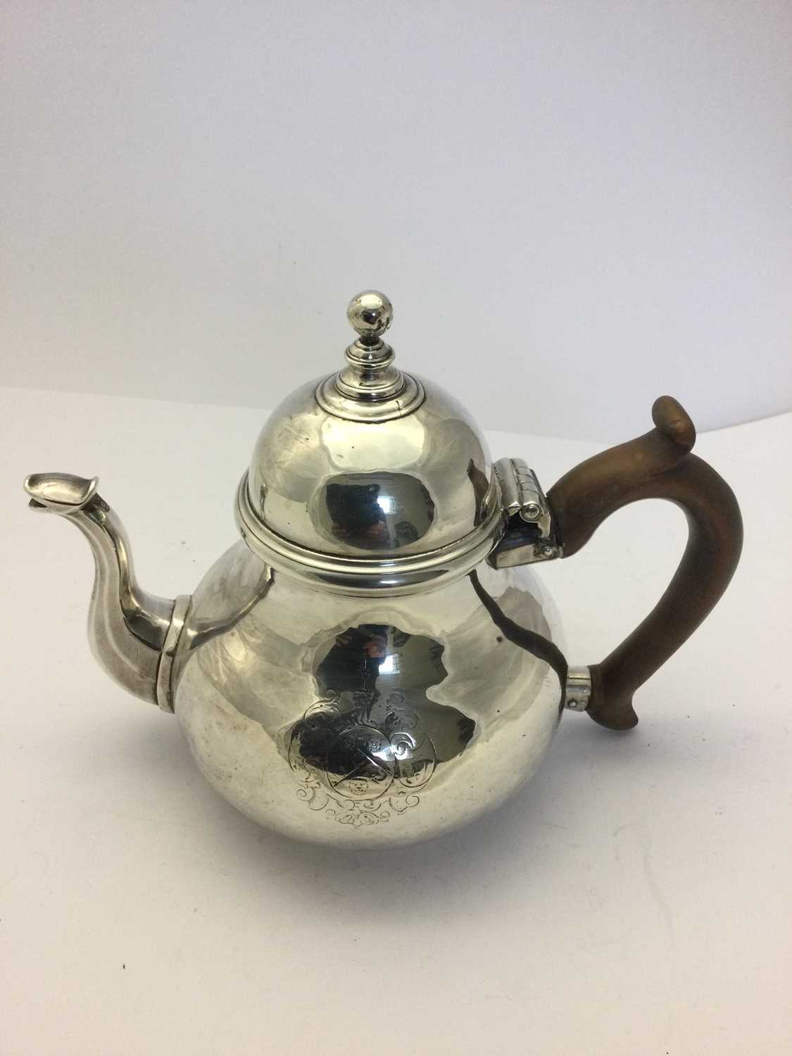 A Queen Anne Silver Teapot, by William Gamble, London, 1712 - Image 2 of 6