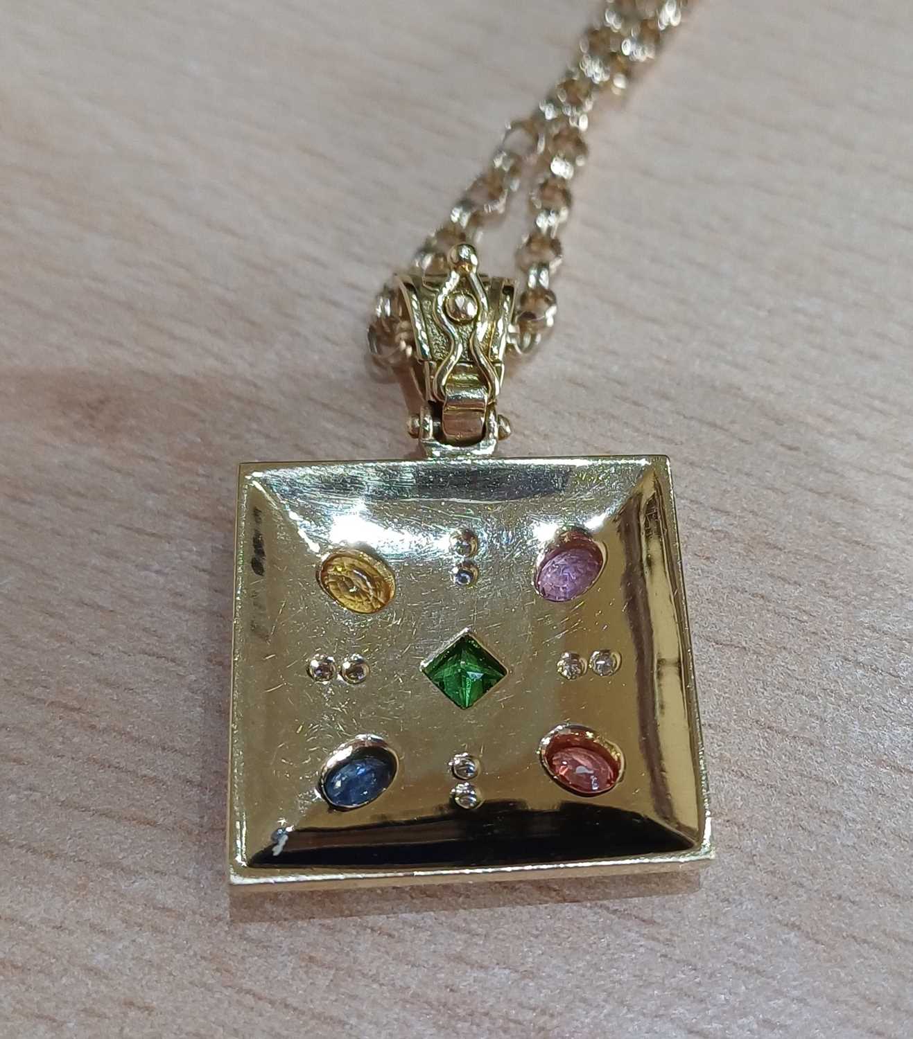A Multi-Colour Sapphire and Diamond Pendant on Chain the white textured square plaque with a - Bild 3 aus 3