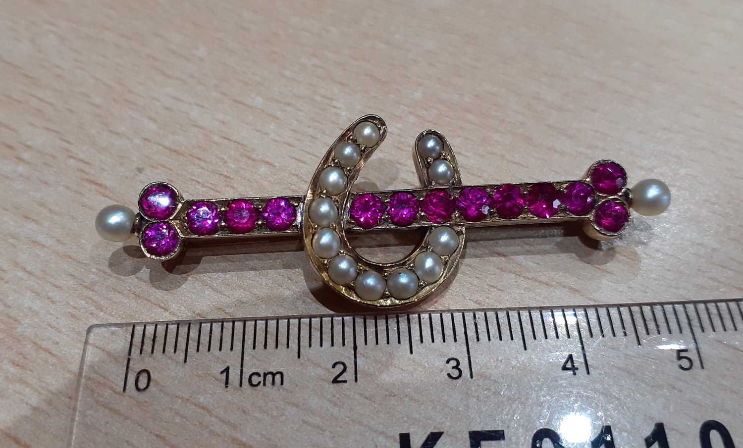 A Synthetic Ruby and Split Pearl Brooch a round cut synthetic ruby bar terminating to seed pearls - Image 3 of 3