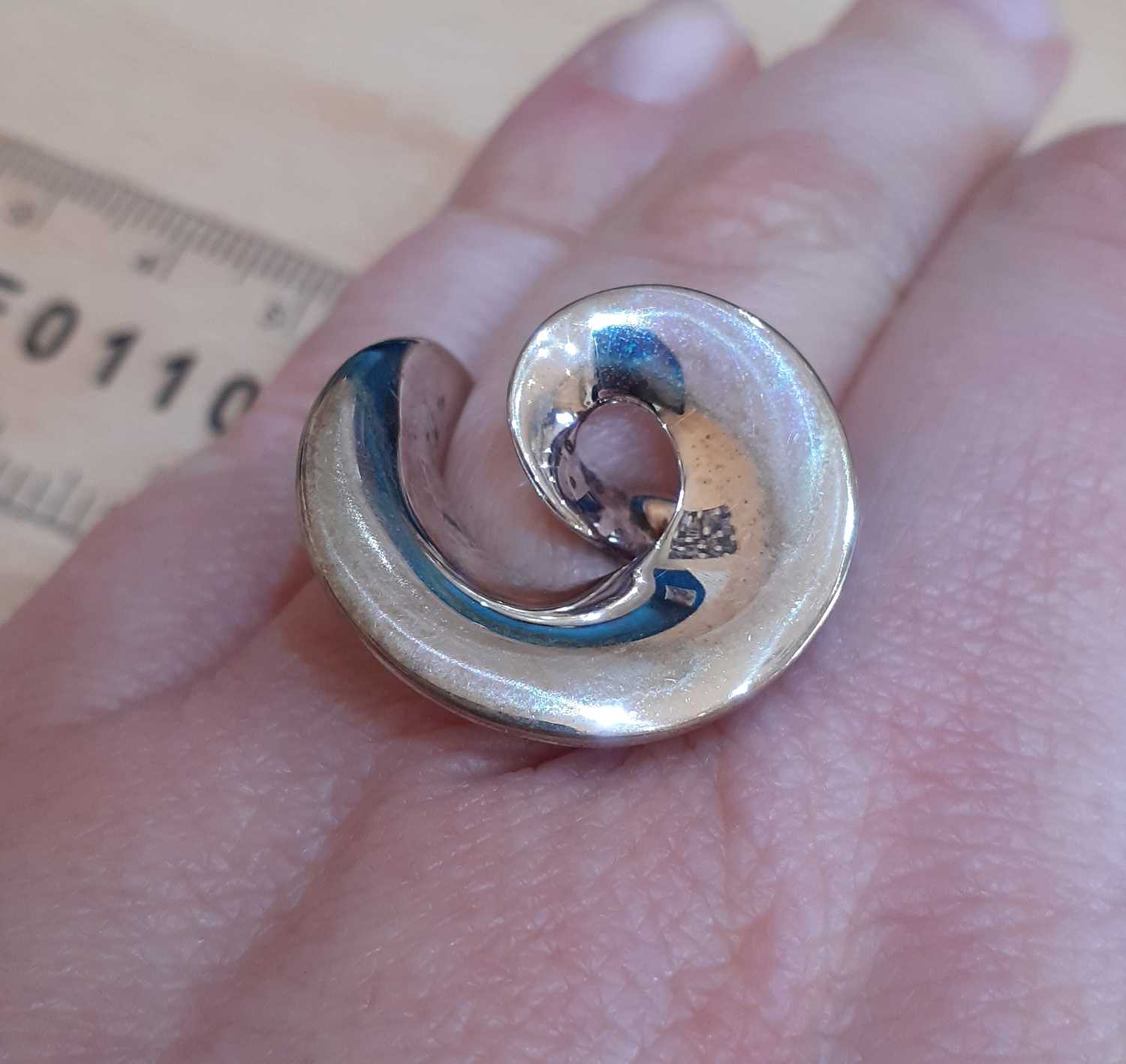 A 'Continuity' Ring, designed by Vivianna Torun Bülow-Hübe for Georg Jensen of white plain - Image 2 of 6