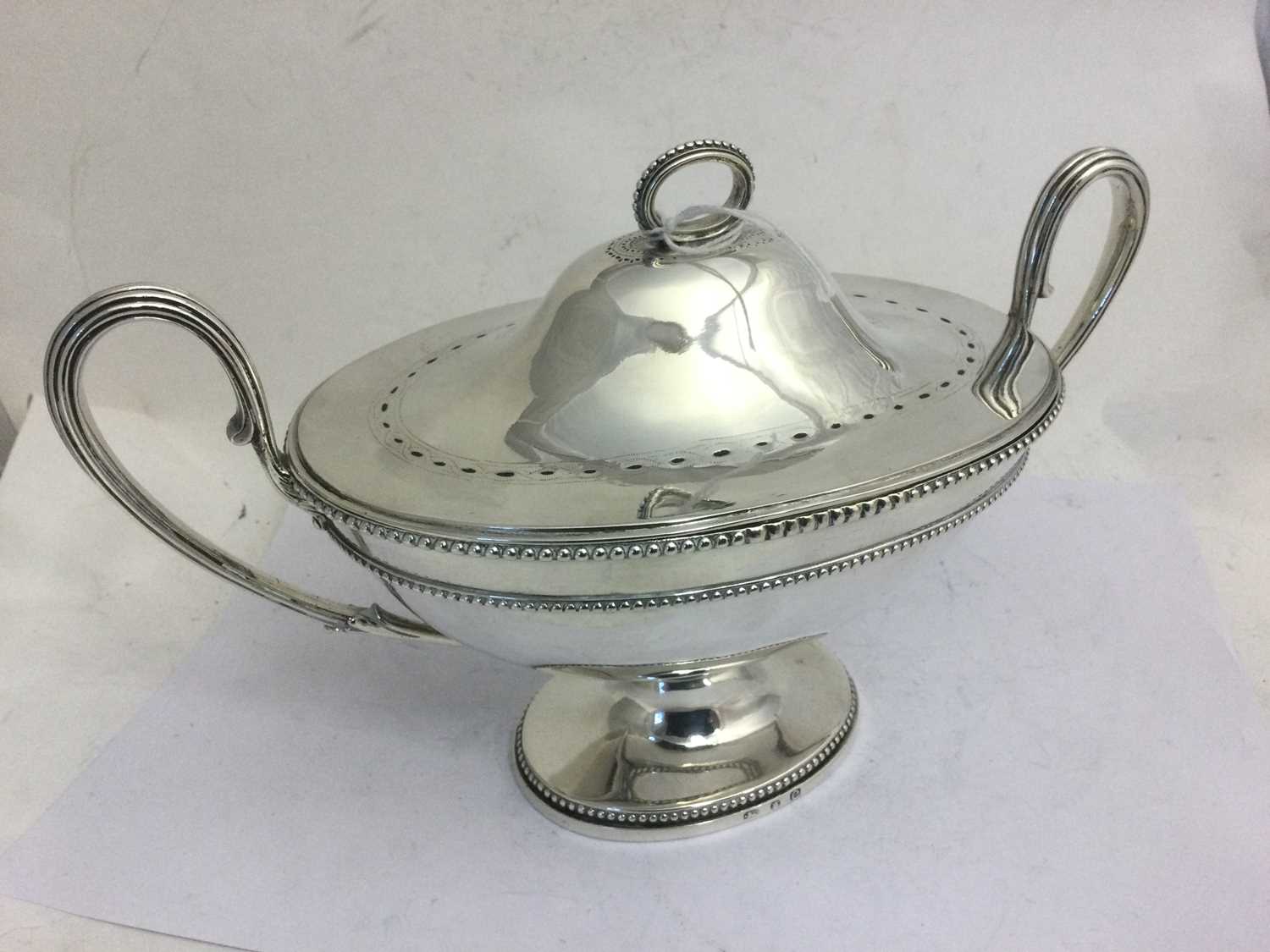 A George III Silver Sauce-Tureen and Cover, Probably by Robert Hennell, London, 1778 - Bild 3 aus 7