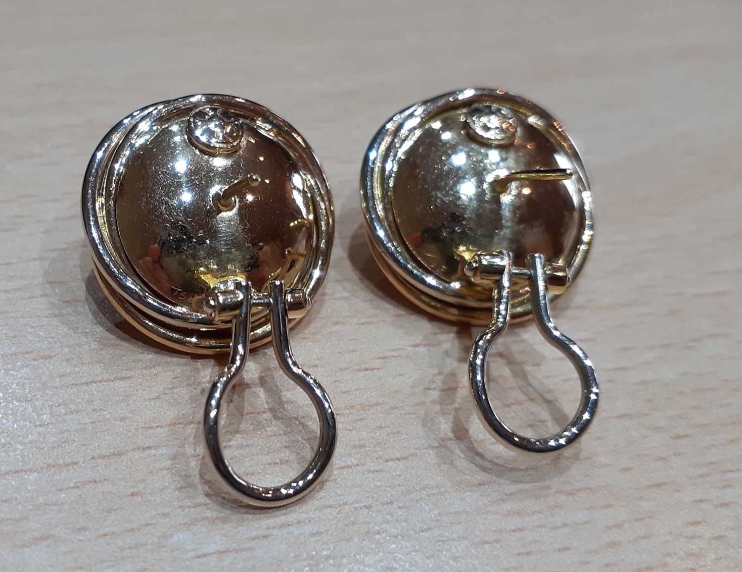 A Pair of 18 Carat Gold Mabe Pearl Earrings the mabe pearls in yellow swirl borders, with post and - Image 3 of 3