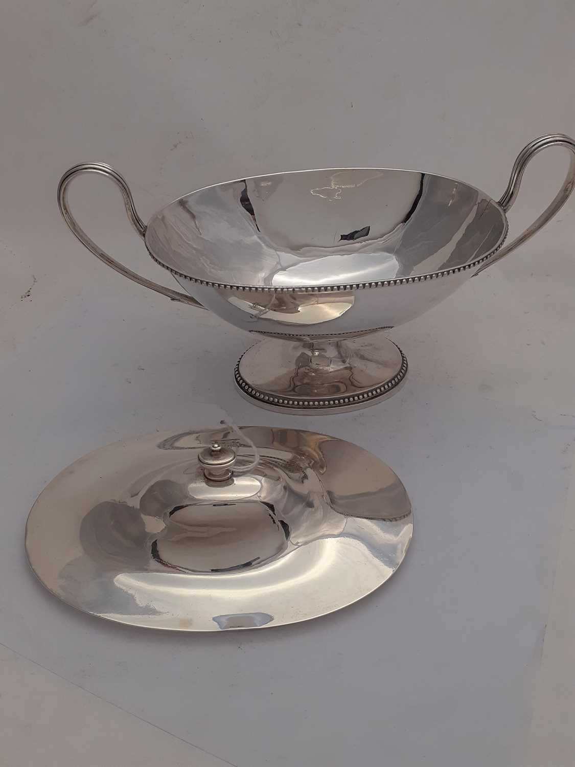 A Pair of George III Silver Sauce-Tureens and Covers, by Robert Hennell, London, 1782 - Image 6 of 17