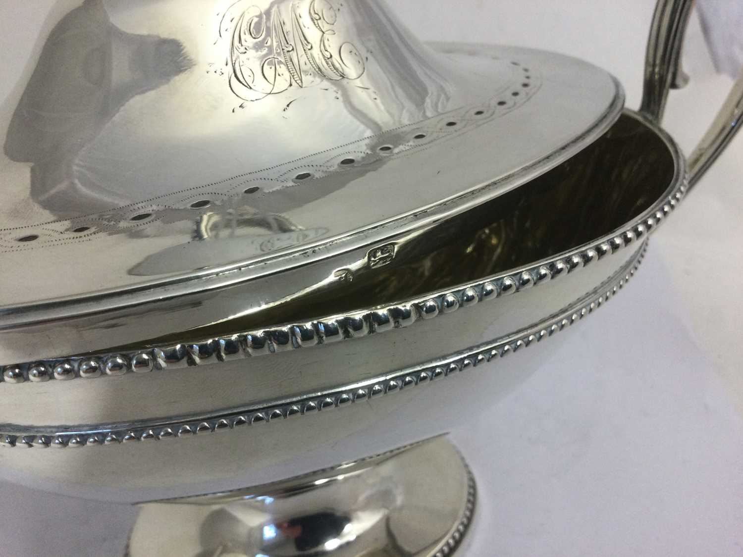 A George III Silver Sauce-Tureen and Cover, Probably by Robert Hennell, London, 1778 - Bild 7 aus 7