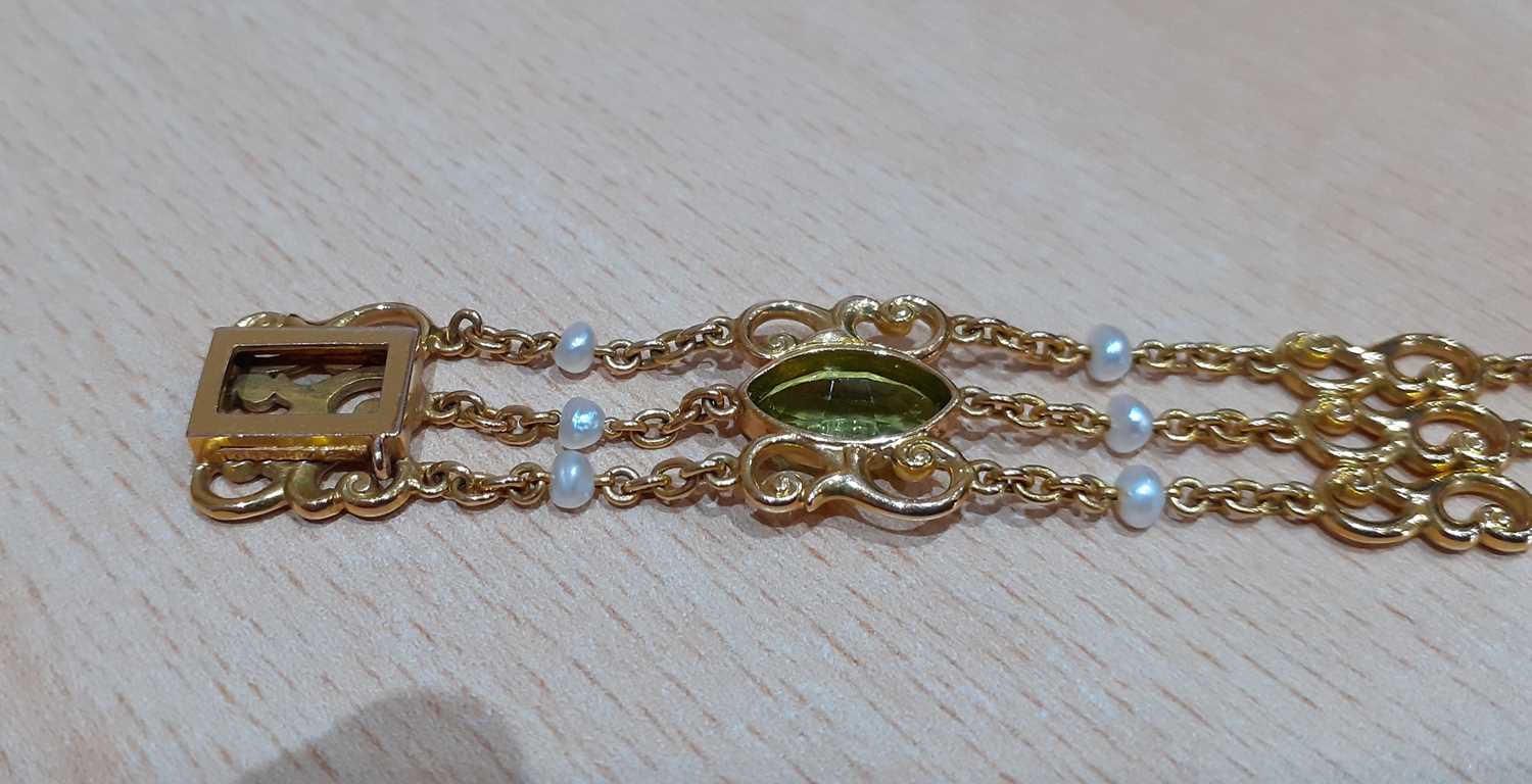 An Early 20th Century Peridot, Green Tourmaline and Seed Pearl Bracelet three yellow trace link - Image 5 of 5