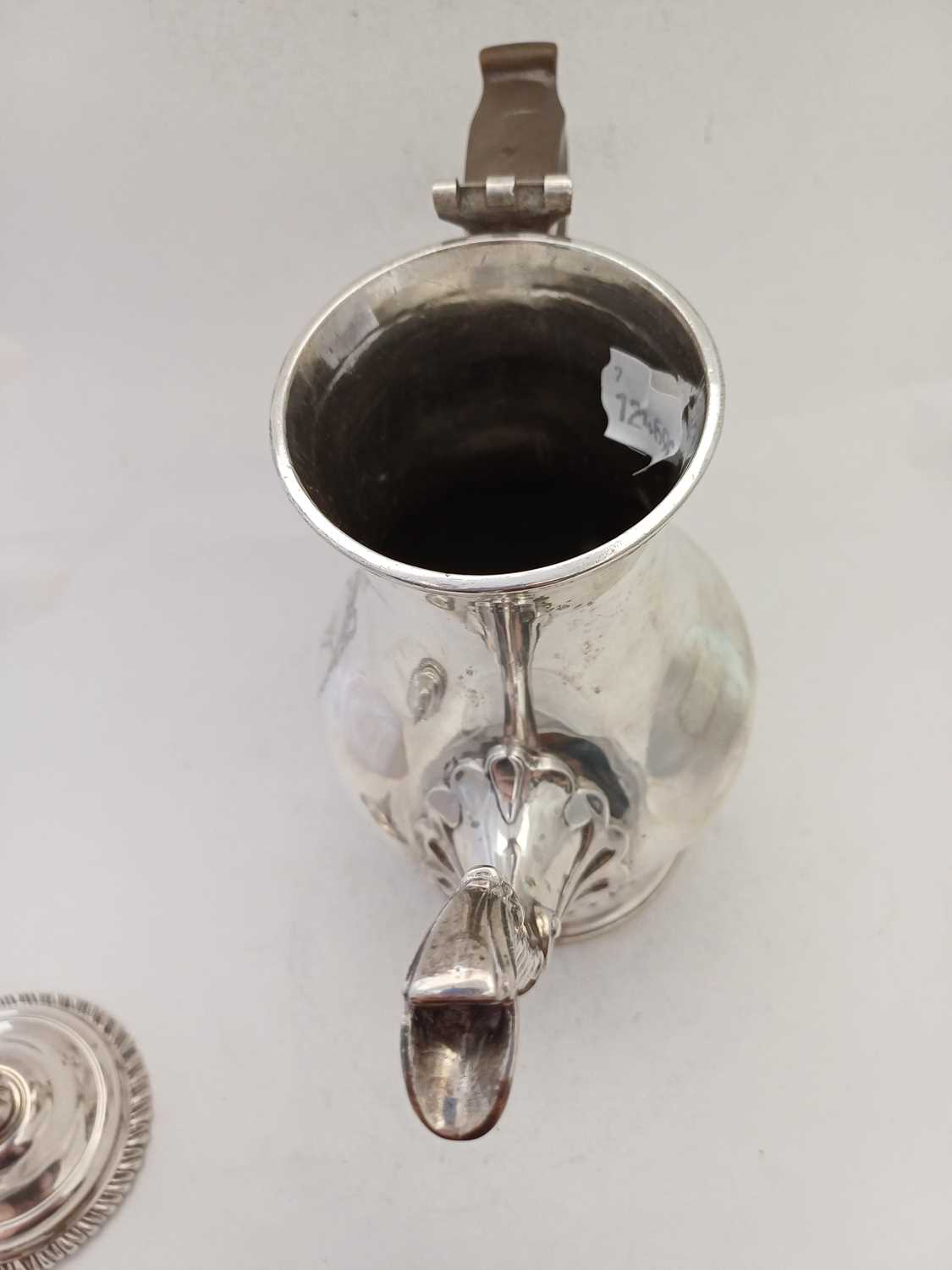 A George III Silver Coffee-Pot, by Thomas Whipham and Charles Wright, London, 1765 - Bild 3 aus 8